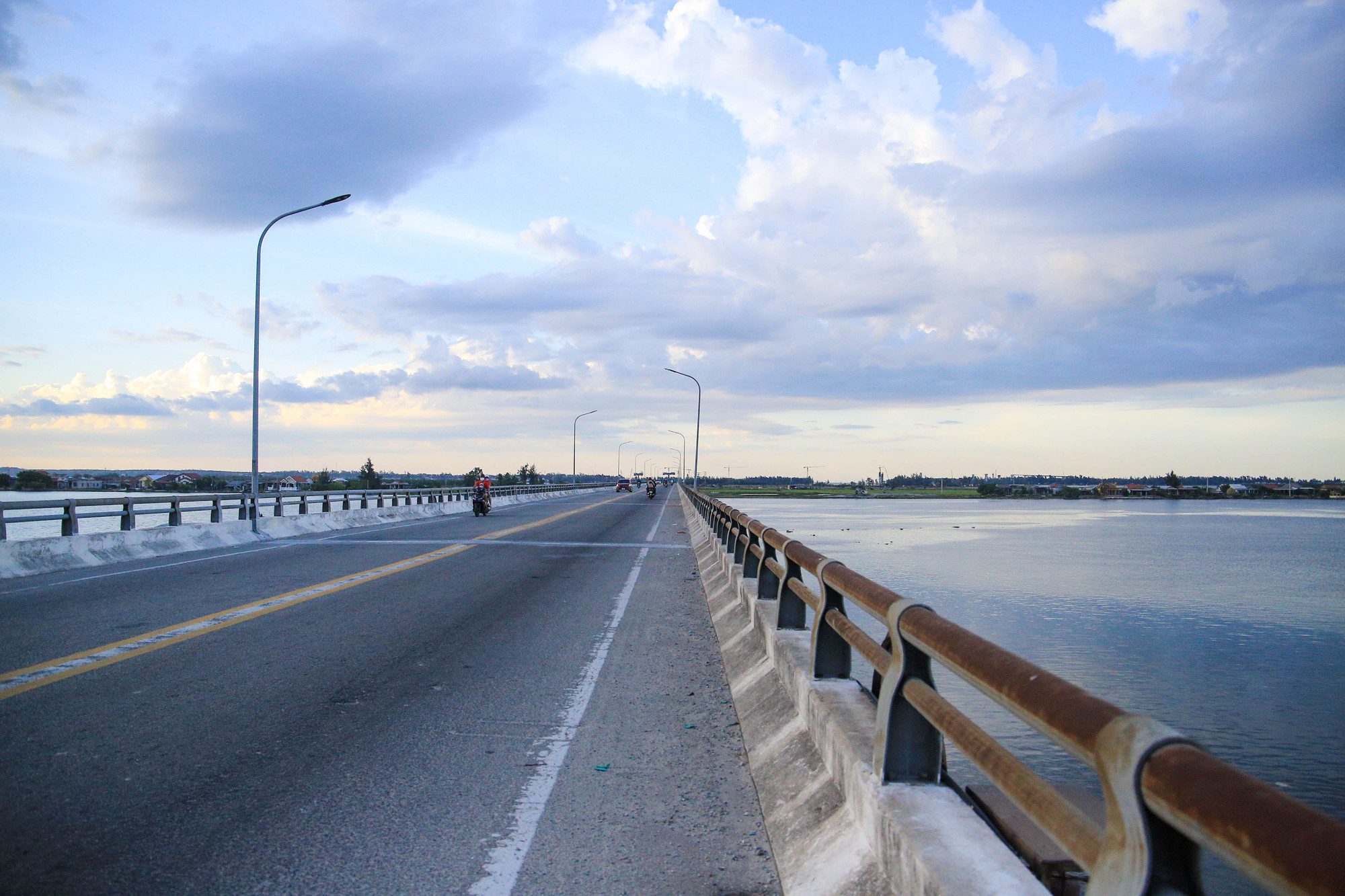 Hệ thống đập Thảo Long đảm bảo giao thông đường thủy trọng tải thuyền 50 tấn và cầu đường bộ cho phép xe có trọng tải 13 tấn lưu thông.