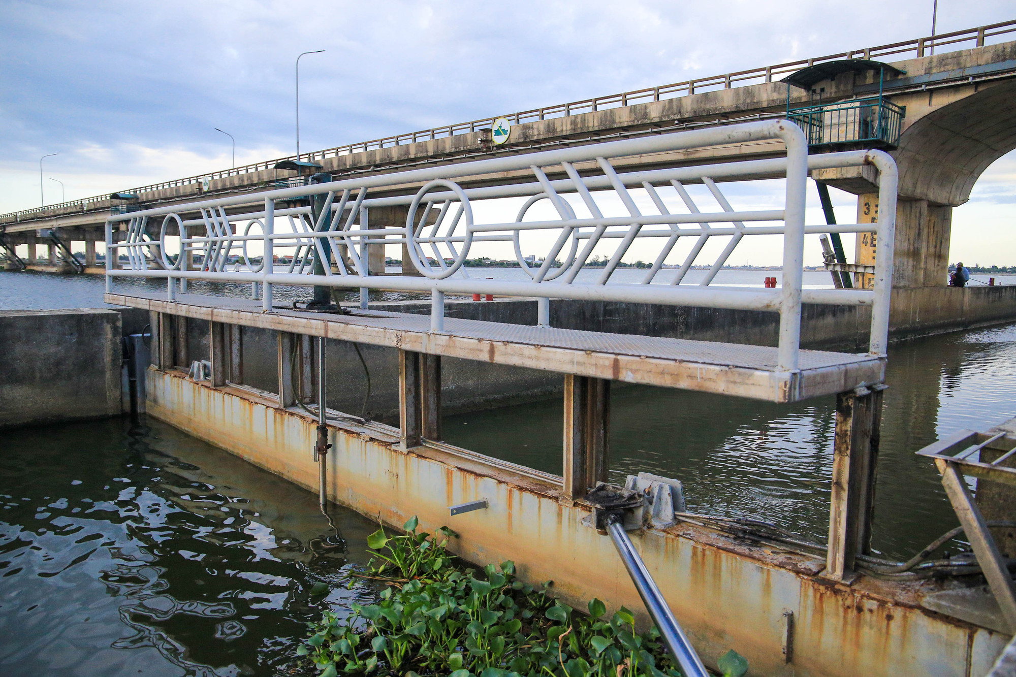 Khoang âu thuyền sẽ thay mới bằng thép không rỉ, trục cối, bu lông chịu lực được chế tạo, thay thế bằng thép không rỉ, kín nước bằng cao su tấm và cao su củ tỏi.