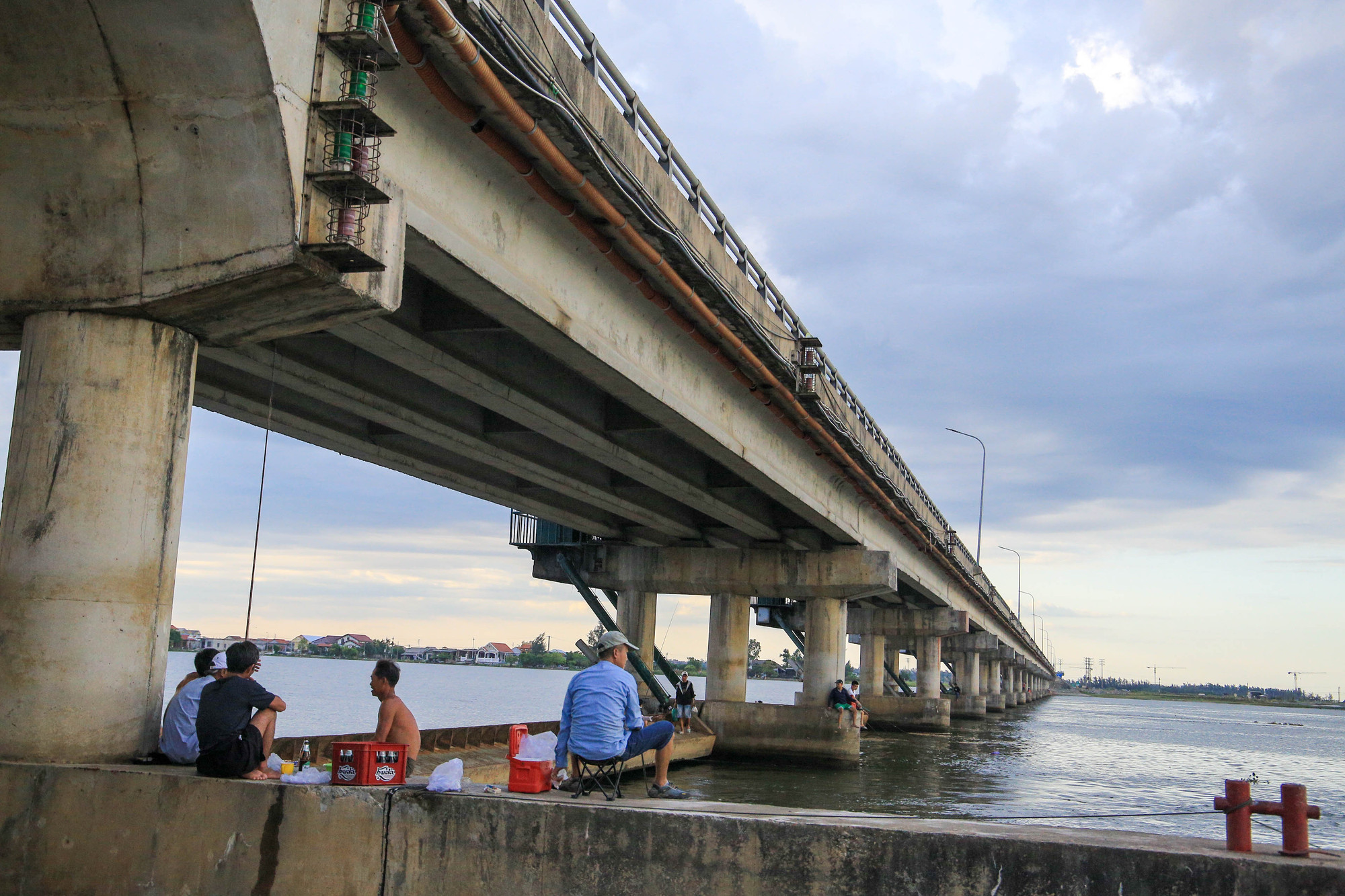 Đập Thảo Long là một công trình đập ngăn mặn được xây dựng ở hạ lưu sông Hương thuộc địa phận xã Phú Thanh, TP Huế, tỉnh Thừa Thiên – Huế.