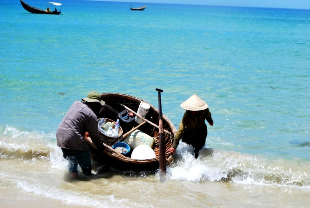 Thuyền thúng đi biển về.