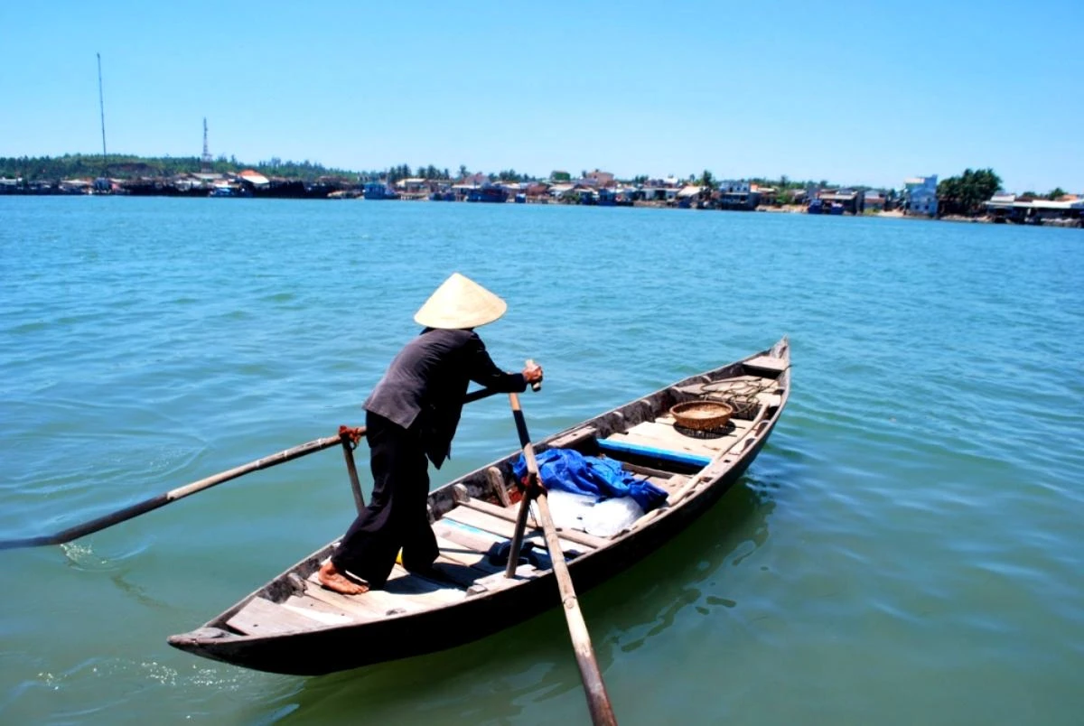 Vẫn còn những chuyến đò ngang từ đất liền ra xã đảo.