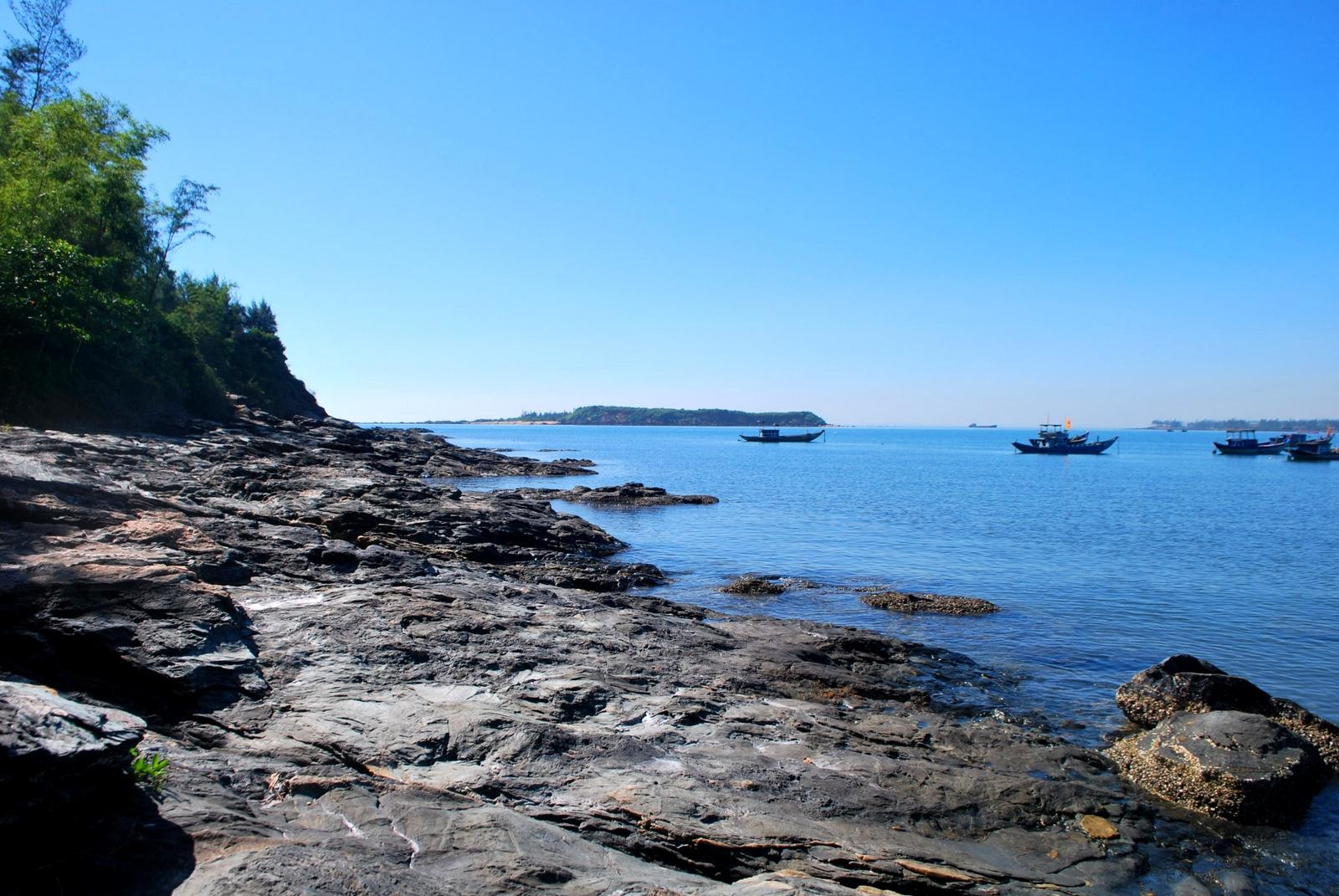 Ghềnh đá trông hoang sơ.