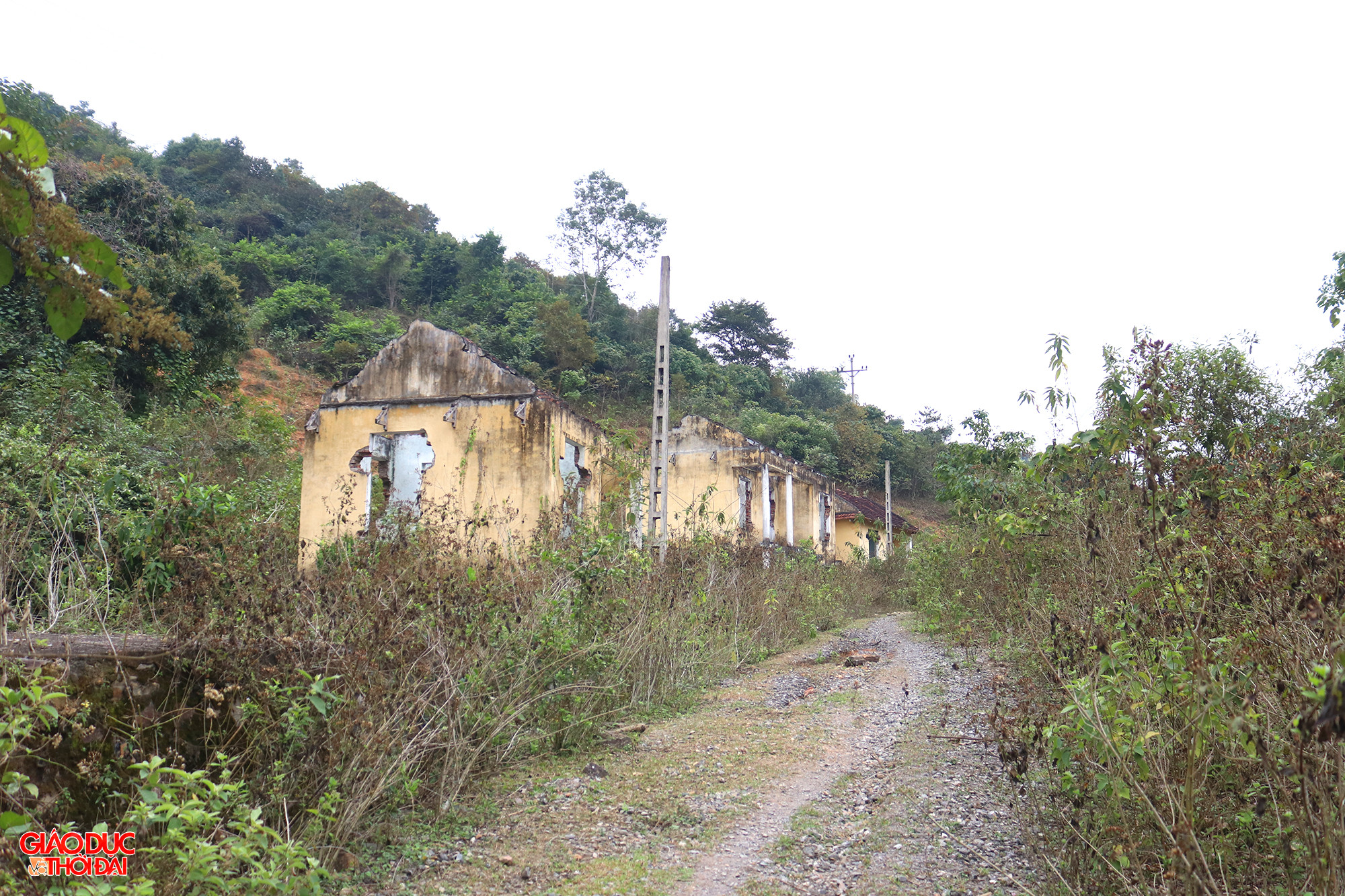 Năm 2004, Nhà máy thủy điện Bản Vẽ (có công suất 320MW, do Tập đoàn Điện lực Việt Nam làm chủ đầu tư) được khởi công xây dựng trên dòng sông Nậm Nơn (thuộc xã Yên Na, huyện Tương Dương, Nghệ An). Trong số hơn 3 nghìn hộ dân phải rời bỏ nhà cửa để nhường đất cho thủy điện có 46 hộ được di dời đến khu tái định cư Khe Ò. Ảnh: Phạm Tâm.