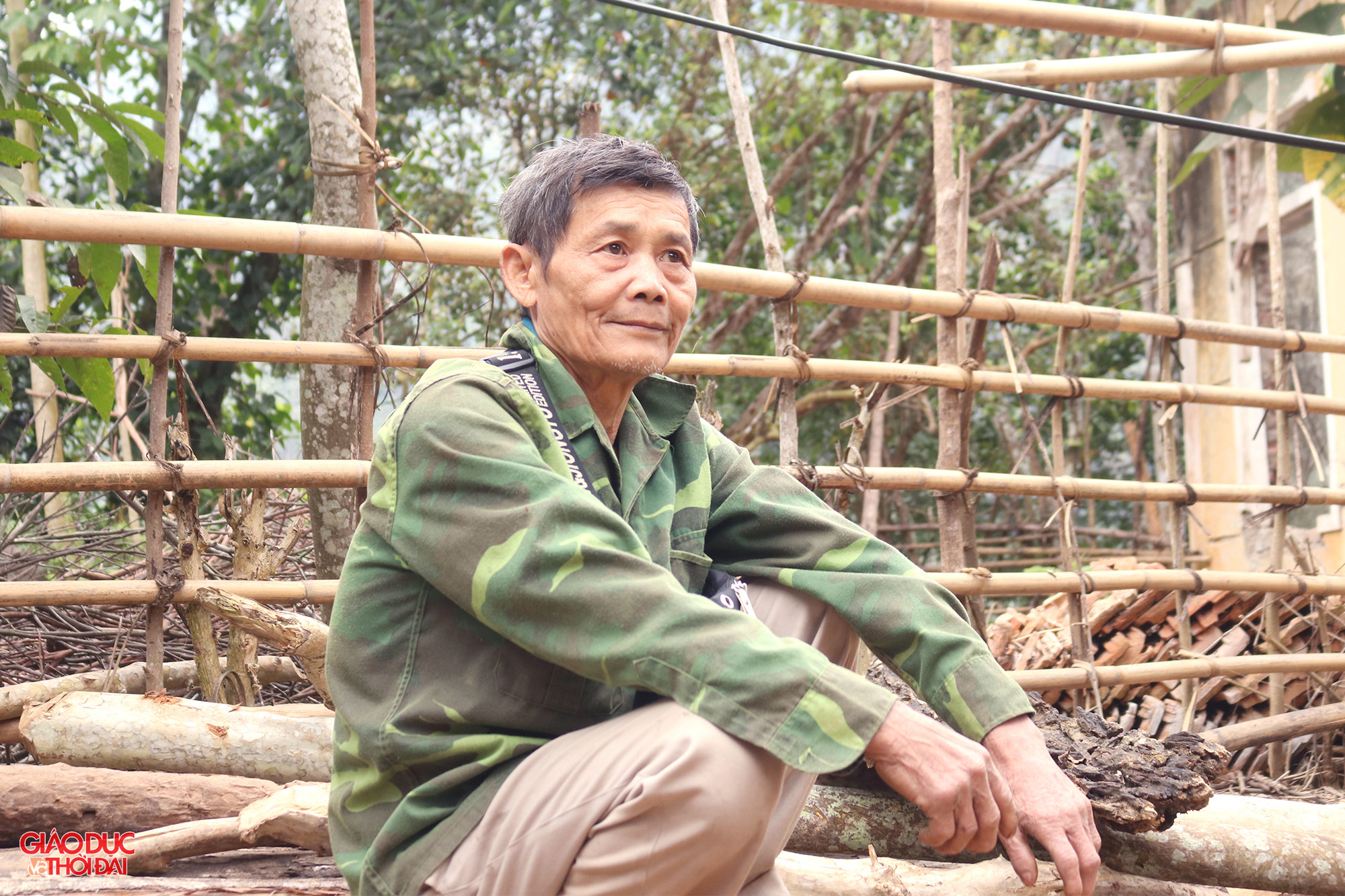 Ông Trung cho biết, vì con cái ông Trung đi làm ăn xa, vợ chồng ông lại già cả nên không thể rời khỏi nơi đây. Ngoài ra, địa hình ở Yên Na chủ yếu là đồi núi nên việc tìm được khu đất mới để dựng nhà là rất khó. Dù cuộc sống ơi đây khó khăn, buồn tẻ nhưng vợ chồng ông vẫn phải chấp nhận và không có ý định rời khỏi đây. Ảnh: Phạm Tâm.