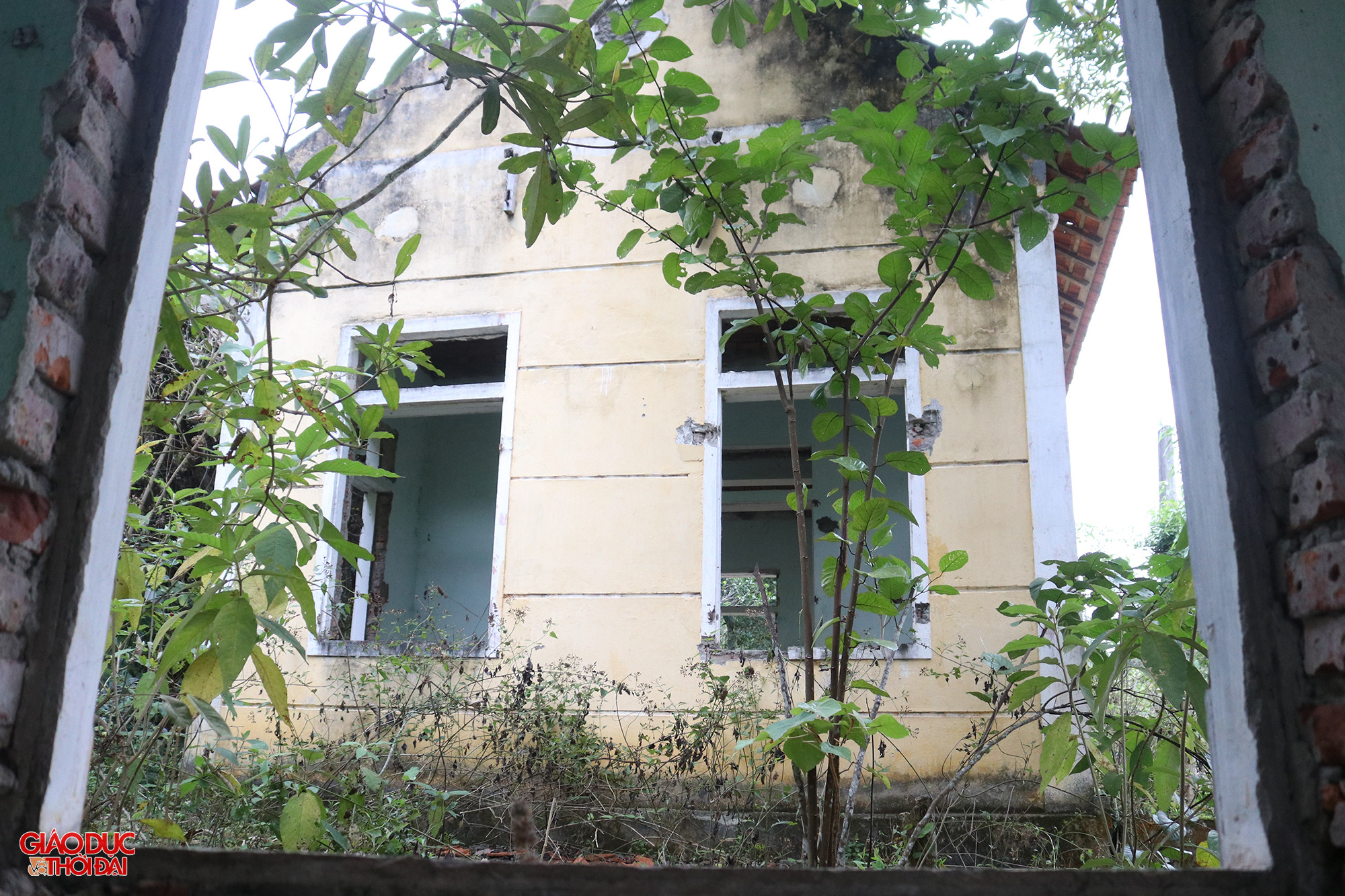 Sau khi kiểm tra, chính quyền địa phương phát hiện sườn núi phía sau khu tái định cư tiềm ẩn nguy cơ sạt lở nên đã hỗ trợ 7 gia đình ở gần đó tìm nơi ở mới. Không lâu sau, những gia đình khác cũng lần lượt rời bỏ Khe Ò. Ảnh: Phạm Tâm.