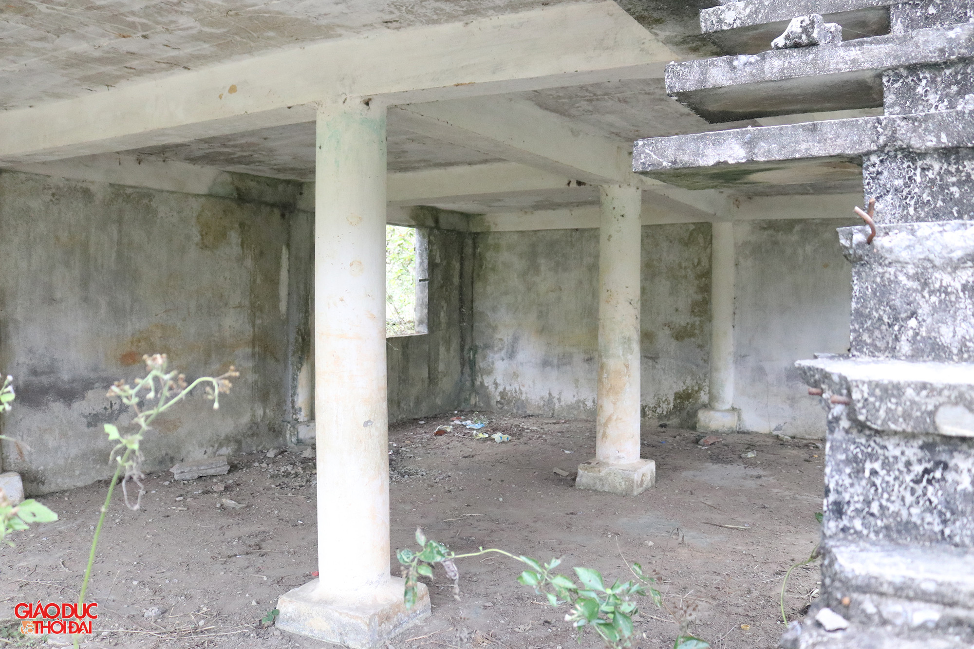 Bên dưới căn nhà được xây theo kiến trúc giống nhà sàn. Ảnh: Phạm Tâm.