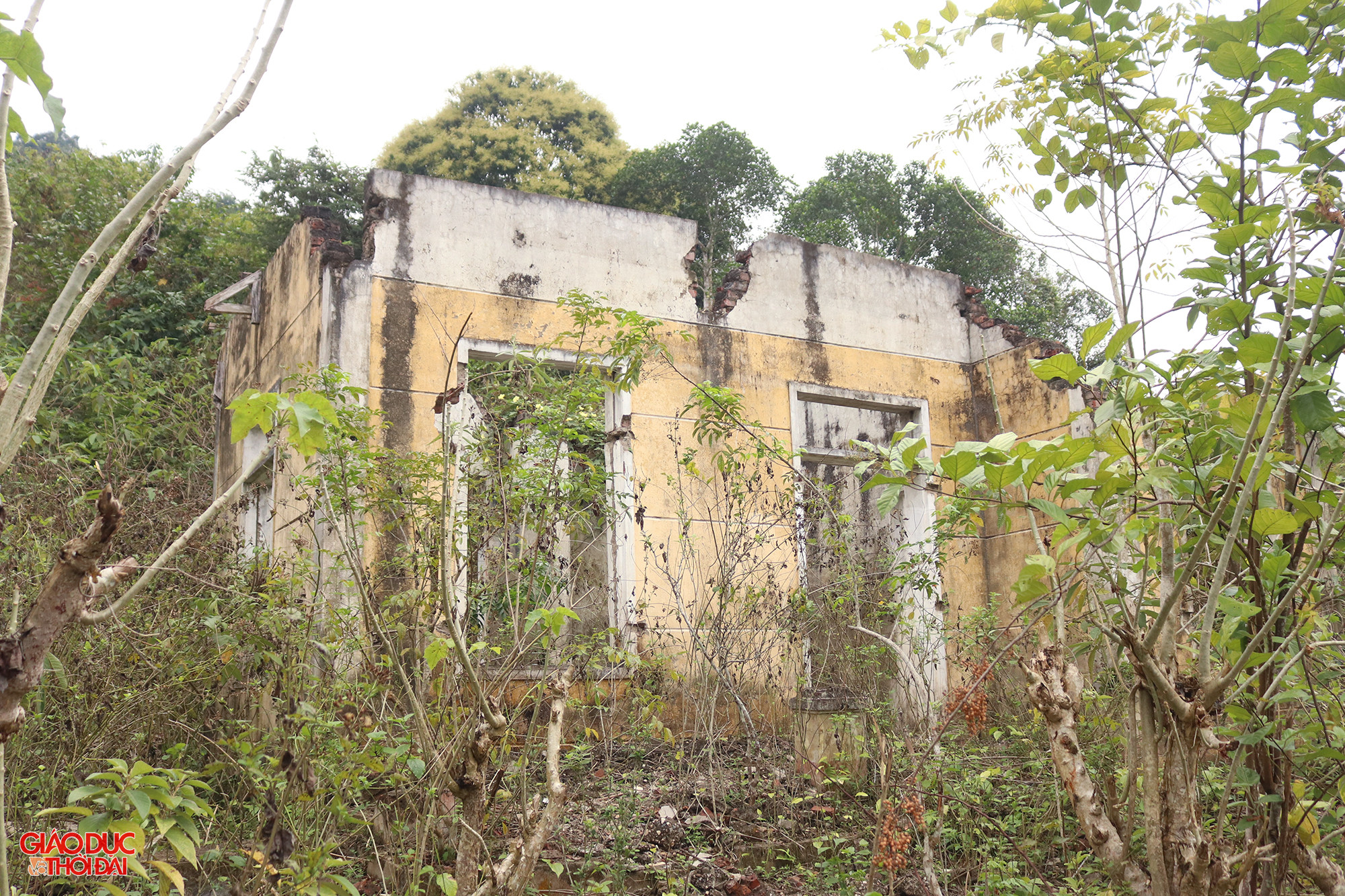 Theo người dân địa phương, vào năm 2010, sau trận mưa lớn, một tảng đá lớn nằm trên đỉnh đồi đã lăn xuống Khe Ò, rơi trúng nhà một hộ dân. May mắn, sự việc không gây thiệt hại về người. Ảnh: Phạm Tâm.