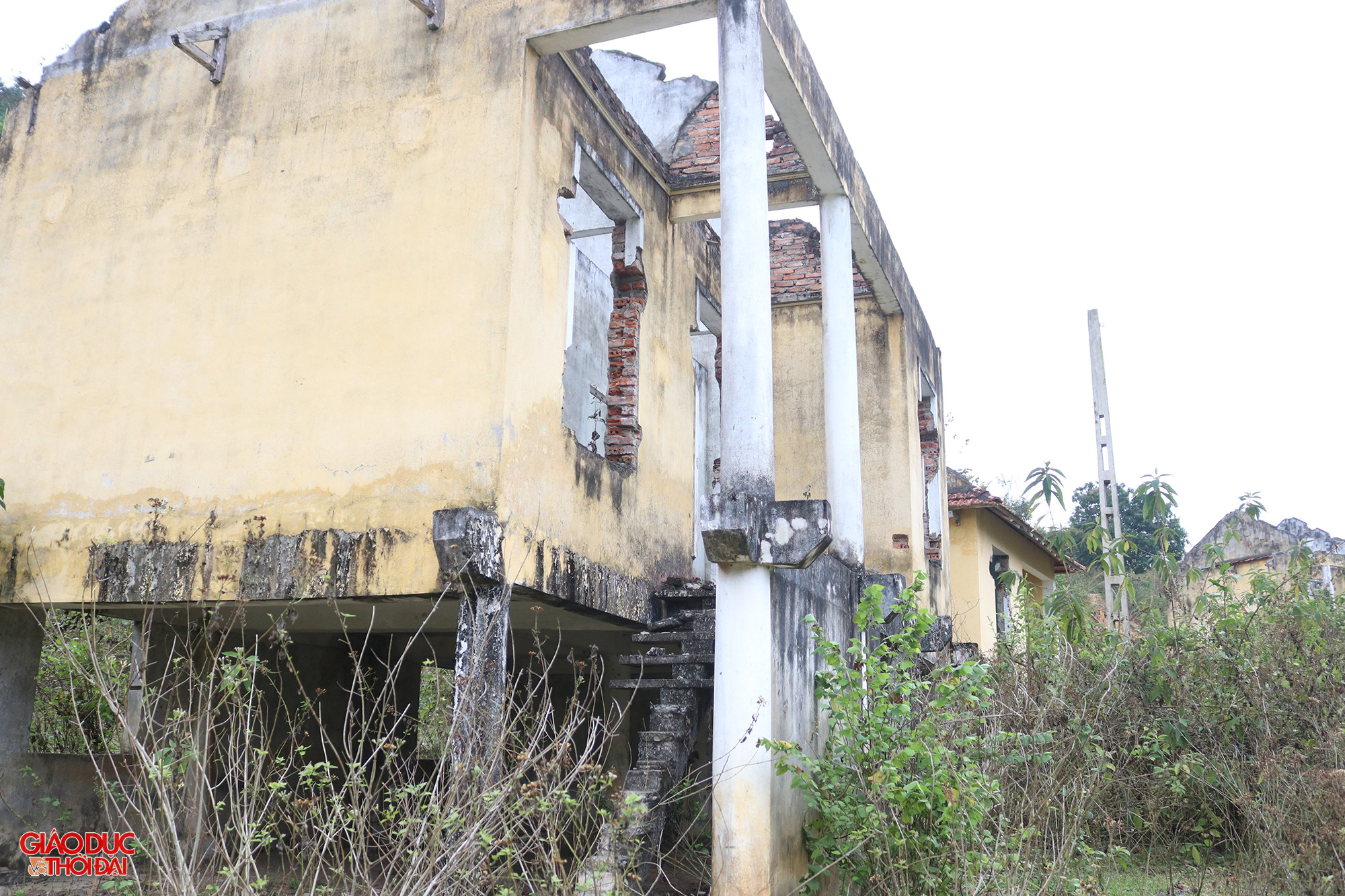 Một số nhà được xây dựng theo kiểu nhà sàn, bên dưới có chỗ nuôi trâu, bò. Ảnh: Phạm Tâm.