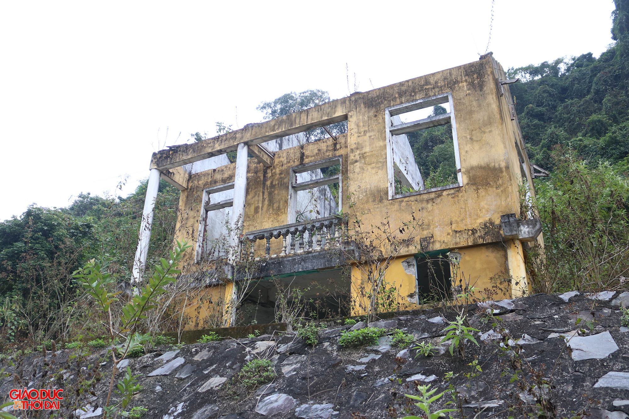 Tại nơi ở mới, người dân được hỗ trợ xây dựng nhà cửa (trong đó chủ đầu tư xây dựng 37 căn nhà, 9 hộ khác tự di chuyển nhà), nhà văn hóa, trường học, đường giao thông, điện lưới… với mong muốn sớm an cư lạc nghiệp, ổn định cuộc sống. Ảnh: Phạm Tâm.