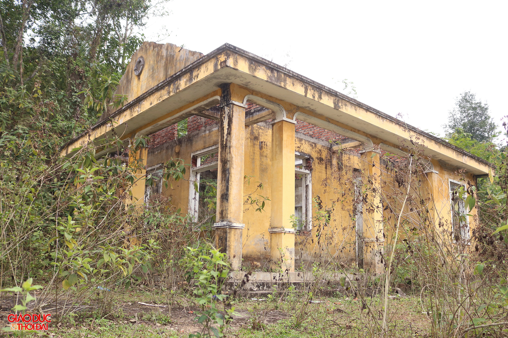 Tuy nhiên, sau vài năm sinh sống, vì nhiều lý do mà người dân dần rời bỏ khu tái định cư này. Hiện, chỉ còn 3/46 hộ dân, tất cả đều là những người già yếu còn bám trụ lại sinh sống. Trong ảnh: Điểm trường mầm non tại khu tái định cư Khe Ò được xây dựng khang trang nhưng phải bỏ hoang vì không có học sinh. Ảnh: Phạm Tâm.