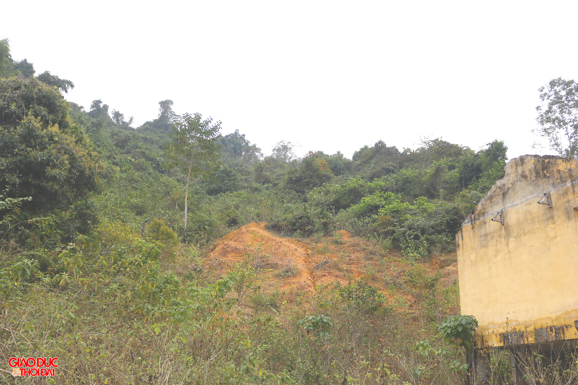 Theo người dân, do điều kiện sống ở Khe Ò khác trước, người dân lại quen với phương thức canh tác, kiếm sống truyền thống nên cuộc sống ở đây gặp nhiều khó khăn. Trong ảnh: Phía sau khu tái định cư là ngọn đồi cao, tiềm ẩn nguy cơ bị sạt lở mỗi khi trời mưa lớn. Ảnh: Phạm Tâm.