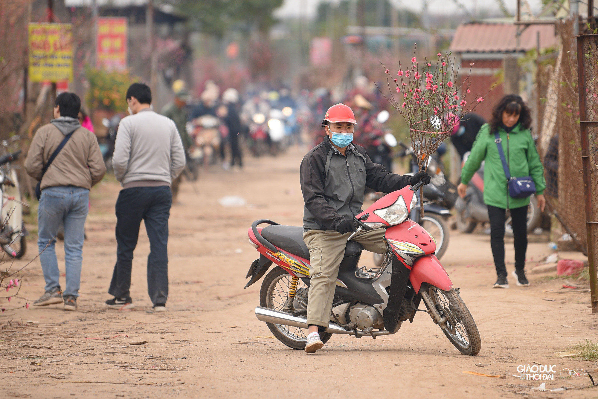 Tại con đường nhỏ lúc nào cũng tấp nập người.