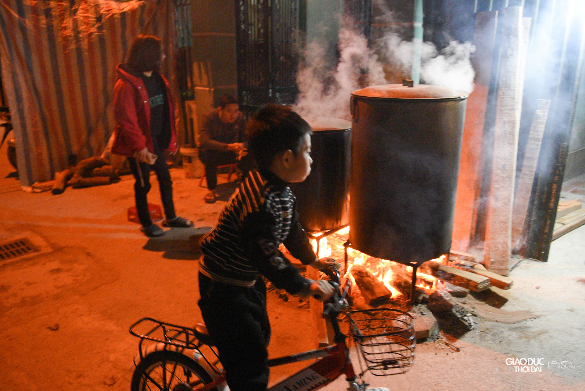 Cứ đến 28, 29 Tết là anh chị em hàng xóm cùng nhau thức xuyên đêm luộc bánh chưng. Cứ đến 28, 29 Tết là anh chị em hàng xóm cùng nhau thức xuyên đêm luộc bánh chưng.
