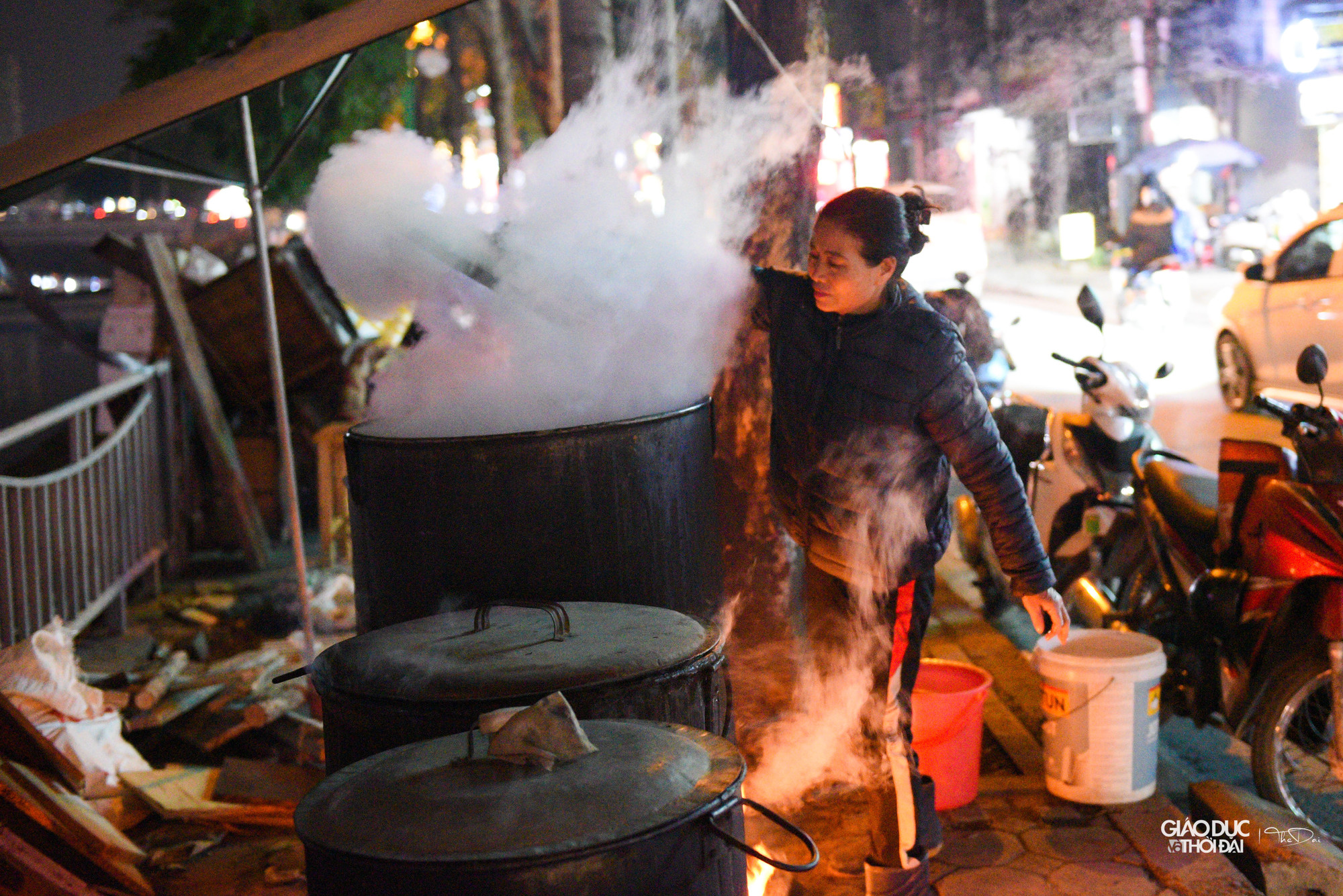 Năm nay gia đình cô Son bắt đầu gói từ ngày 23 Tết, những nguyên liệu được gia đình chuẩn bị từ rất sớm. Năm nay gia đình cô Son bắt đầu gói từ ngày 23 Tết, những nguyên liệu được gia đình chuẩn bị từ rất sớm.