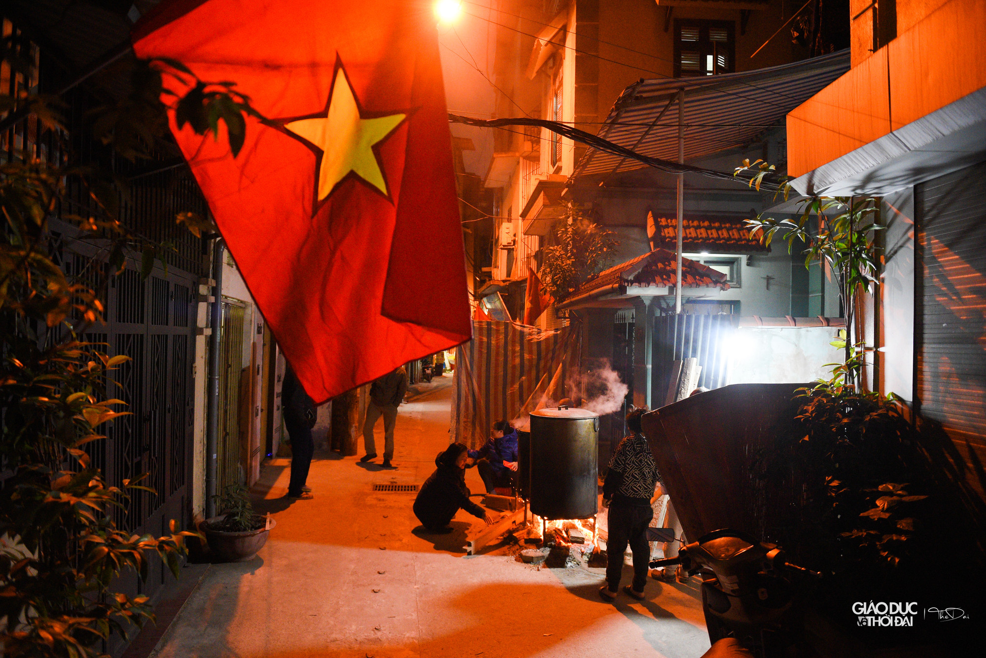 Trong nhiều ngõ nhỏ tại Hà Nội cũng xuất hiện những nồi bánh chưng đỏ lửa. Trong nhiều ngõ nhỏ tại Hà Nội cũng xuất hiện những nồi bánh chưng đỏ lửa.