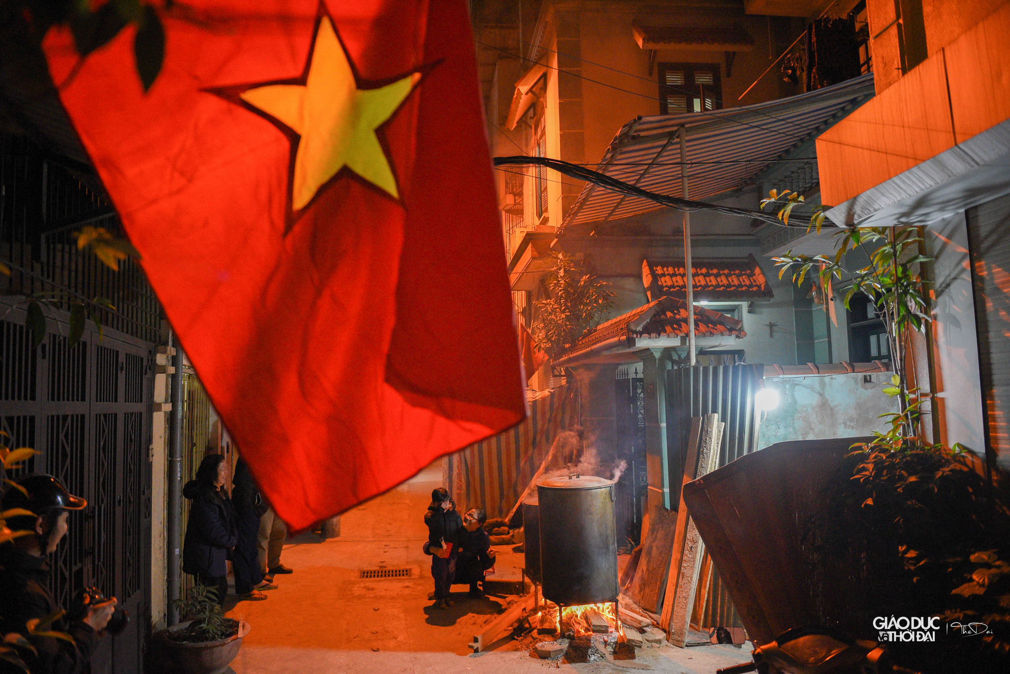 Trong tiết trời Hà Nội chuyển lạnh, những bếp lửa luộc bánh chưng làm ấm áp không khí Tết đang cận kề. Trong tiết trời Hà Nội chuyển lạnh, những bếp lửa luộc bánh chưng làm ấm áp không khí Tết đang cận kề.