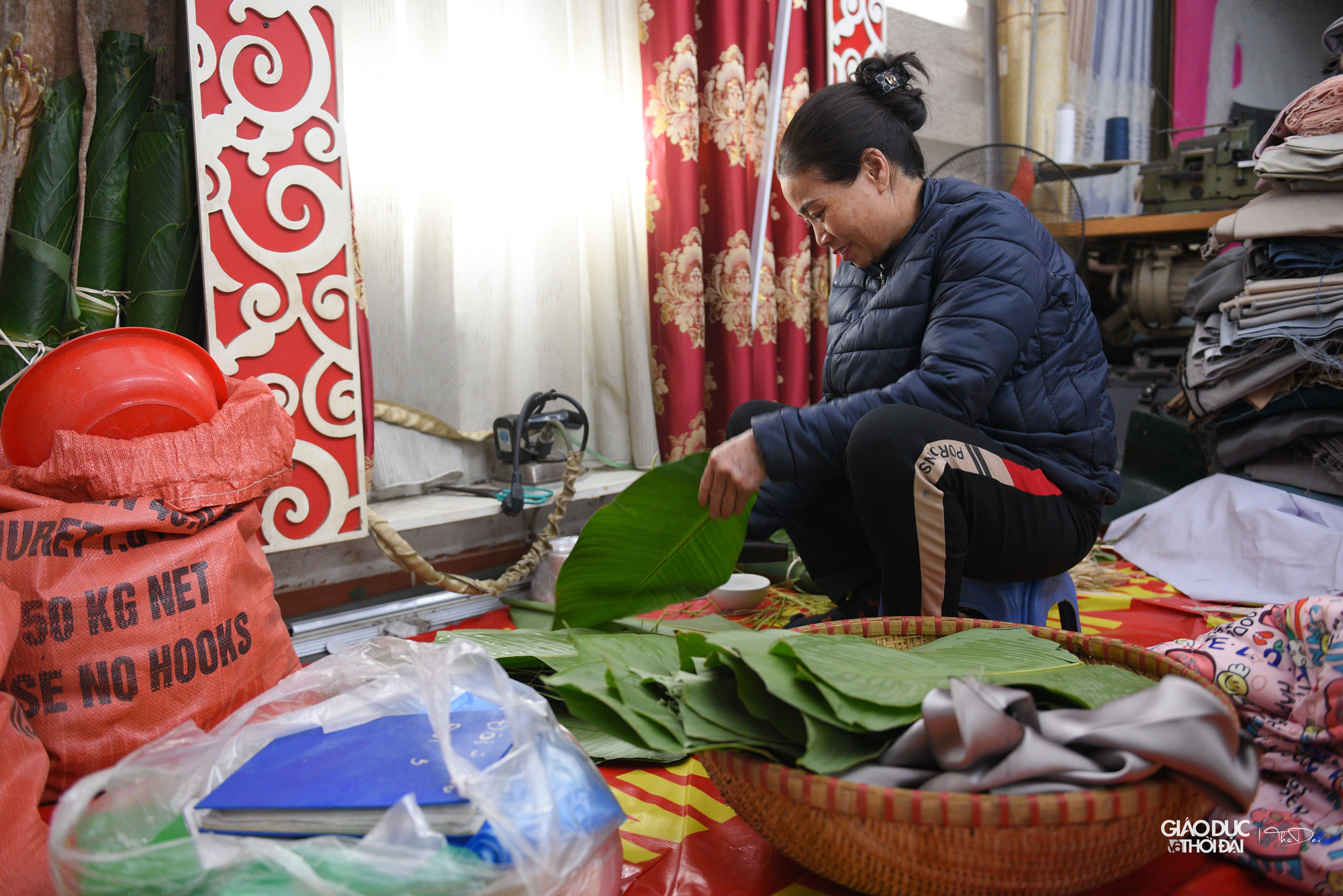 Tại 392 đường Khương Đình, gia đình cô Son đã nhiều năm nhận gói bánh chưng cho những người dân sống quanh khu vực. Tại 392 đường Khương Đình, gia đình cô Son đã nhiều năm nhận gói bánh chưng cho những người dân sống quanh khu vực.