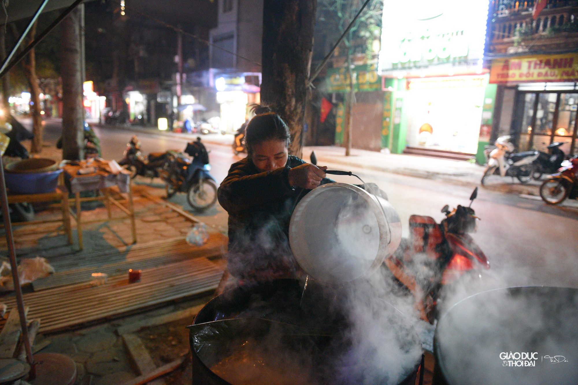 Năm nay gia đình cô Son gói khoảng 1.000 chiếc bánh các loại, đến tối 29 Tết sẽ không nhận thêm để làm nữa. Năm nay gia đình cô Son gói khoảng 1.000 chiếc bánh các loại, đến tối 29 Tết sẽ không nhận thêm để làm nữa.