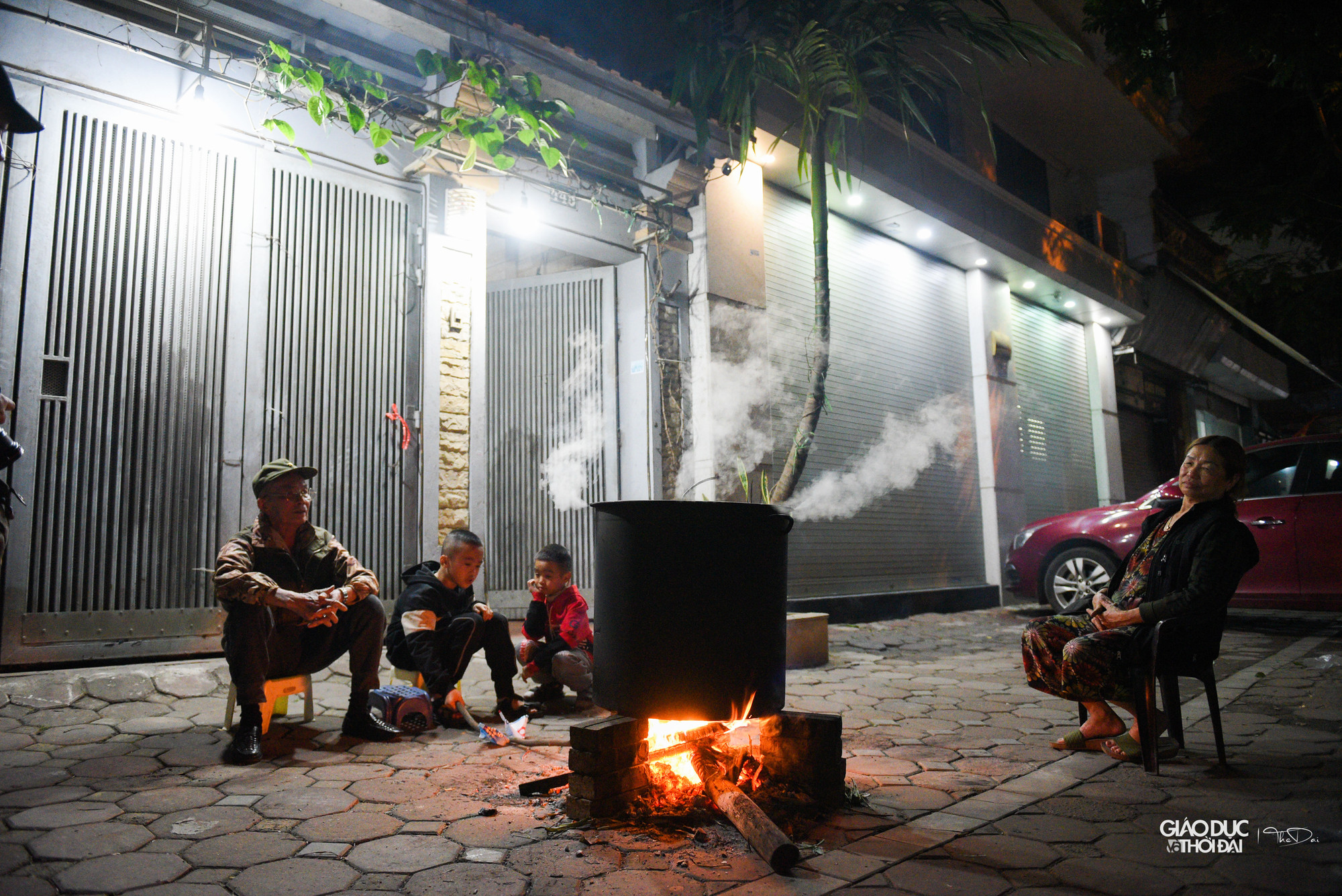 Gia đình chú Minh Châu ( 445 Vũ Tông Phan) đã hàng chục năm nay giữ truyền thống gói bánh chưng vào những ngày cuối năm. Gia đình chú Minh Châu ( 445 Vũ Tông Phan) đã hàng chục năm nay giữ truyền thống gói bánh chưng vào những ngày cuối năm.