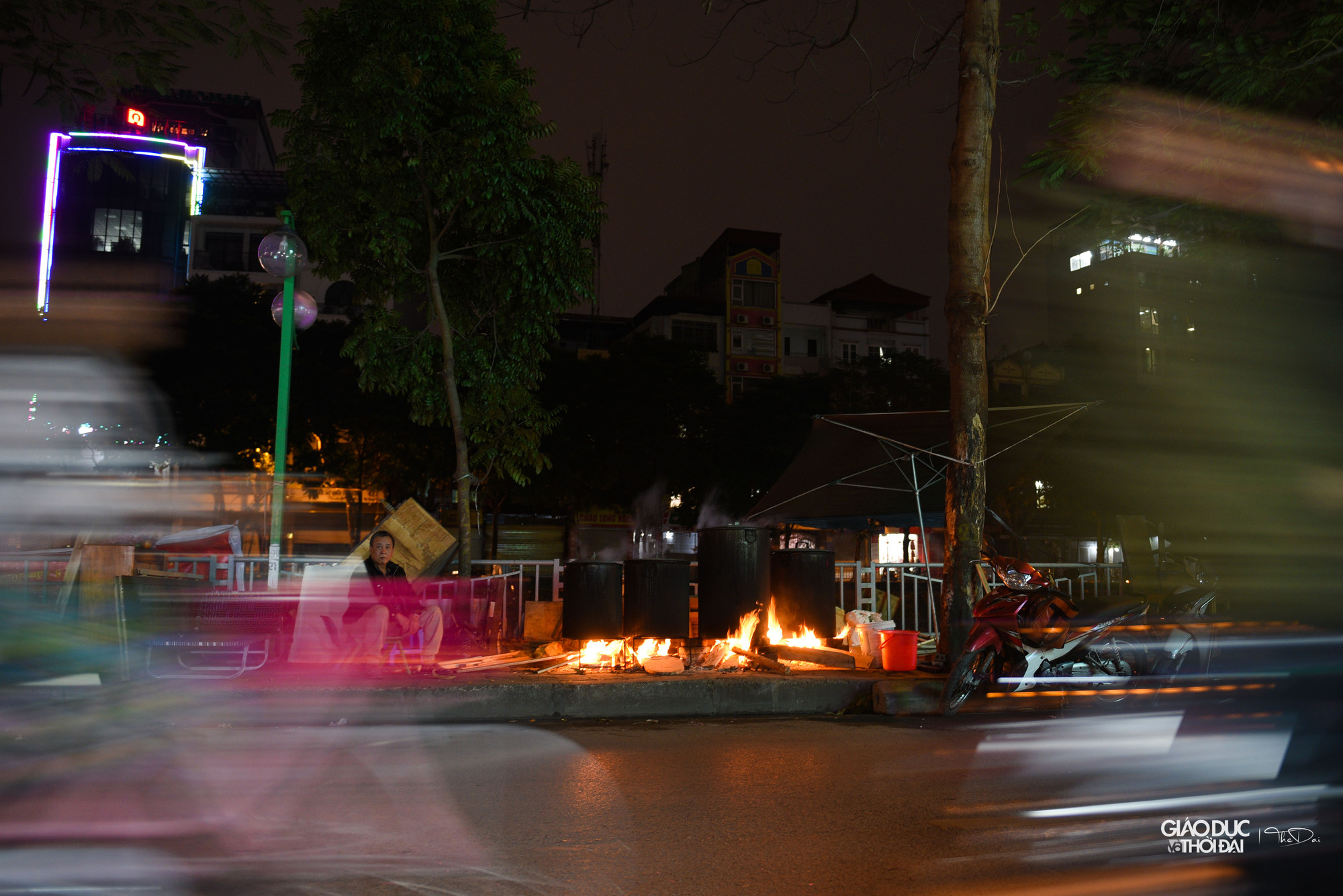 Bánh chưng sau 12 tiếng mới có thể vớt ra, chưa kể phải cấp nước, cấp củi liên tục để bánh chưng chín đều. Gia đình cô Son cho biết phải thay nhau xuyên đêm canh nồi bánh chưng. Bánh chưng sau 12 tiếng mới có thể vớt ra, chưa kể phải cấp nước, cấp củi liên tục để bánh chưng chín đều. Gia đình cô Son cho biết phải thay nhau xuyên đêm canh nồi bánh chưng.