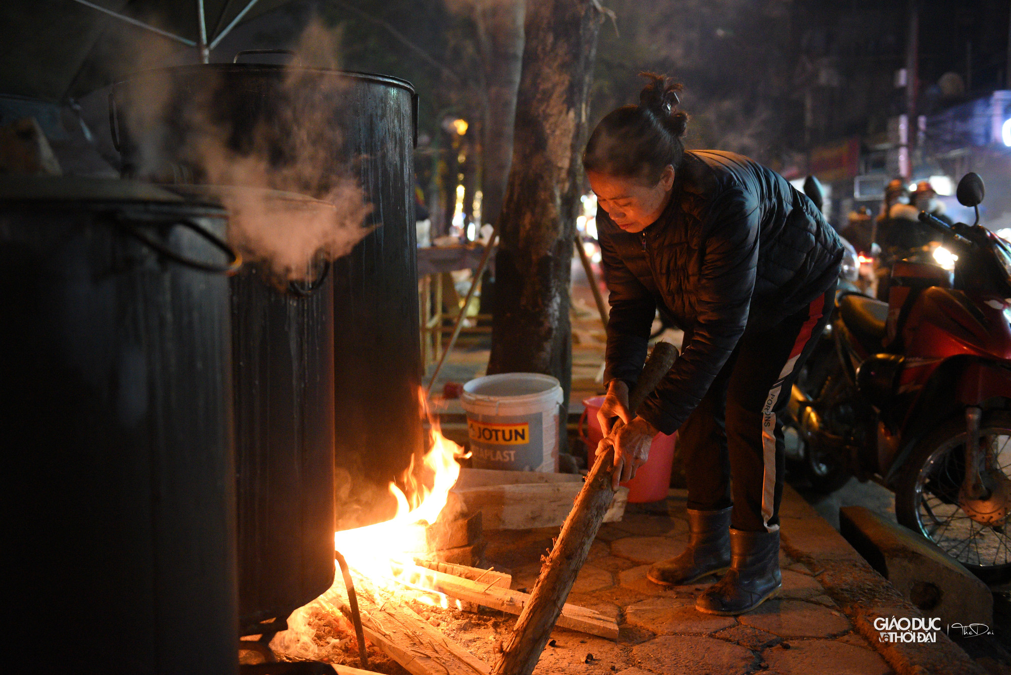 Những nồi bánh chưng của gia đình cô Son đang sôi sùng sục. Những nồi bánh chưng của gia đình cô Son đang sôi sùng sục.