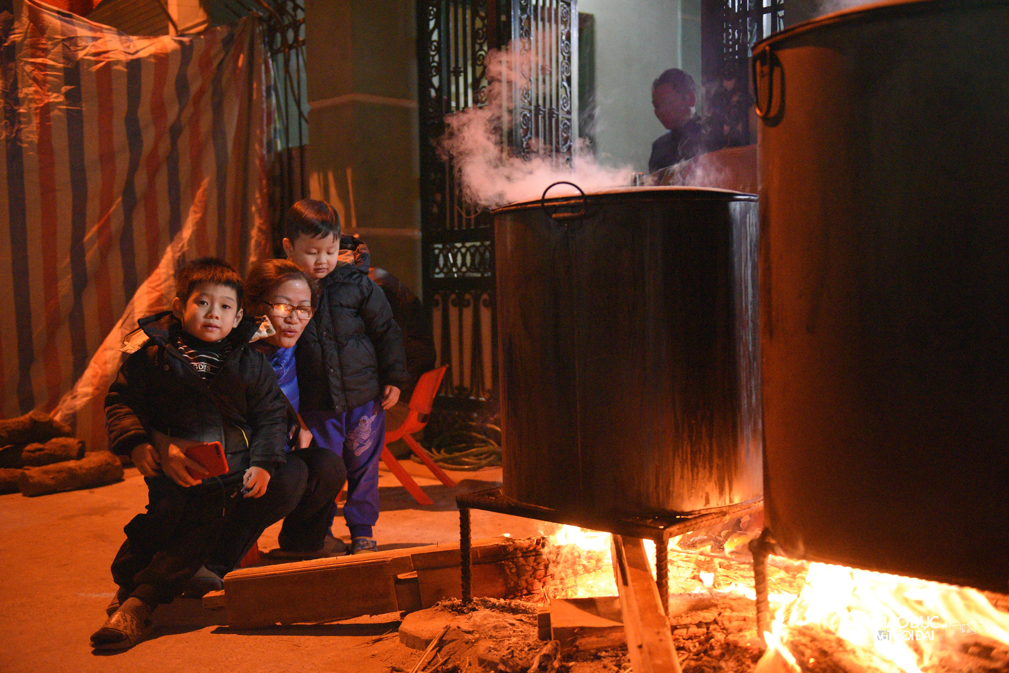 Trong khi mọi thứ đều có thể mua được ở chợ, siêu thị thì hình ảnh bếp bánh chưng với lửa hồng tại các vỉa hè, ngõ phố Hà Nội thật quý giá. Trong khi mọi thứ đều có thể mua được ở chợ, siêu thị thì hình ảnh bếp bánh chưng với lửa hồng tại các vỉa hè, ngõ phố Hà Nội thật quý giá.