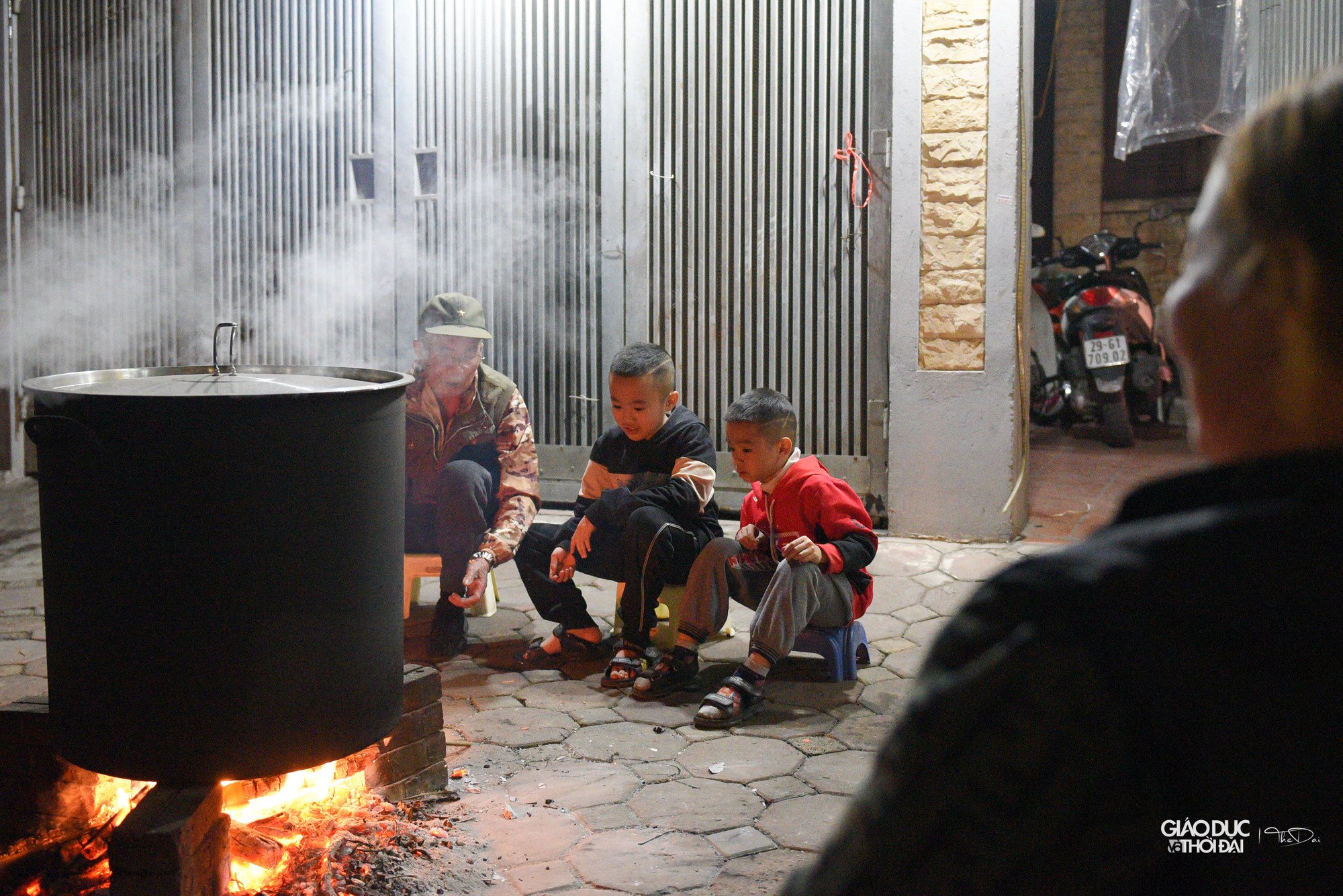 Nguyên liệu làm được gia đình chú chuẩn bị từ sáng sớm, đến gần trưa đã bắt đầu nổi lửa để luộc bánh chưng. Nguyên liệu làm được gia đình chú chuẩn bị từ sáng sớm, đến gần trưa đã bắt đầu nổi lửa để luộc bánh chưng.