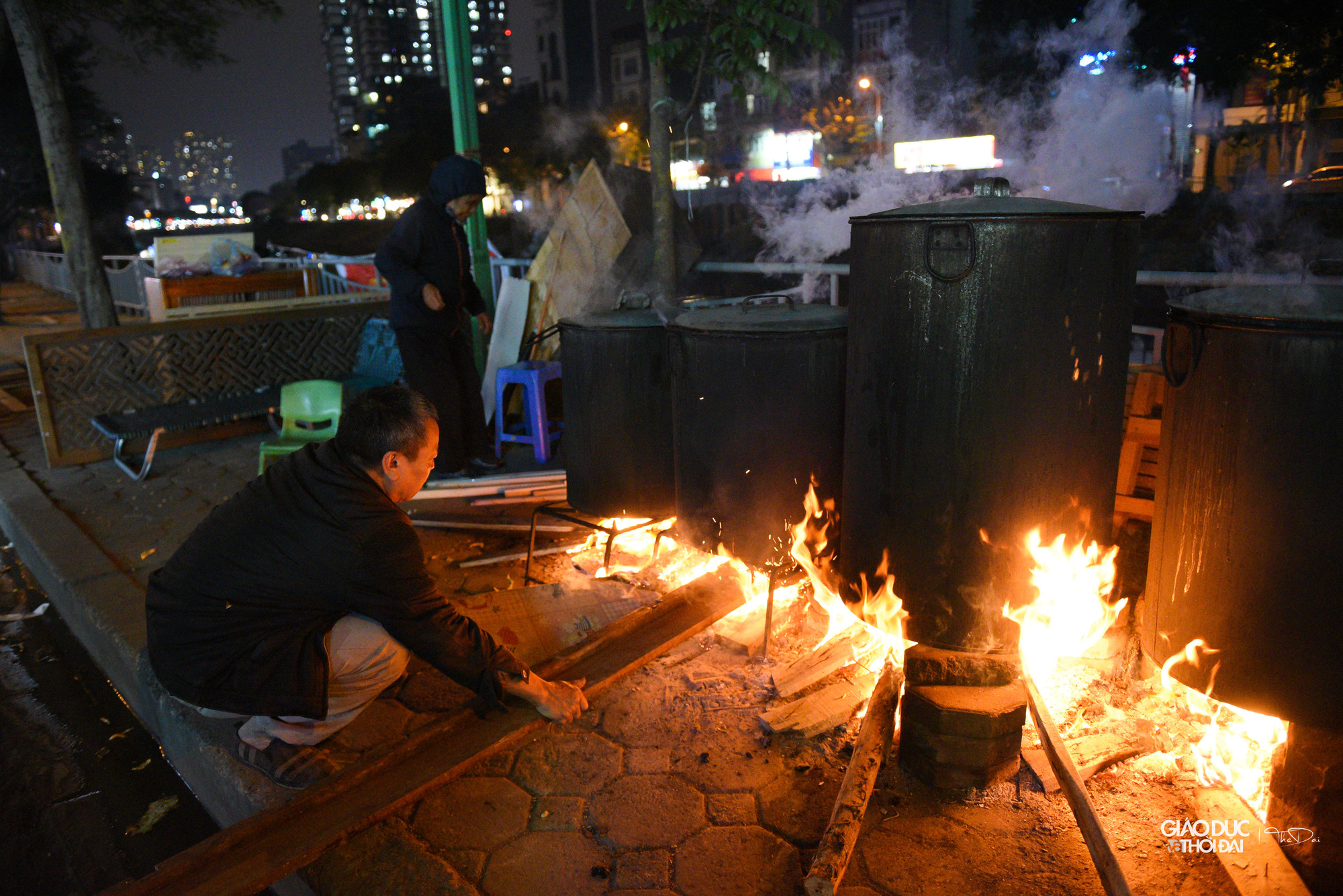 Những nồi bánh chưng của gia đình cô Son đang sôi sùng sục. Những nồi bánh chưng của gia đình cô Son đang sôi sùng sục.