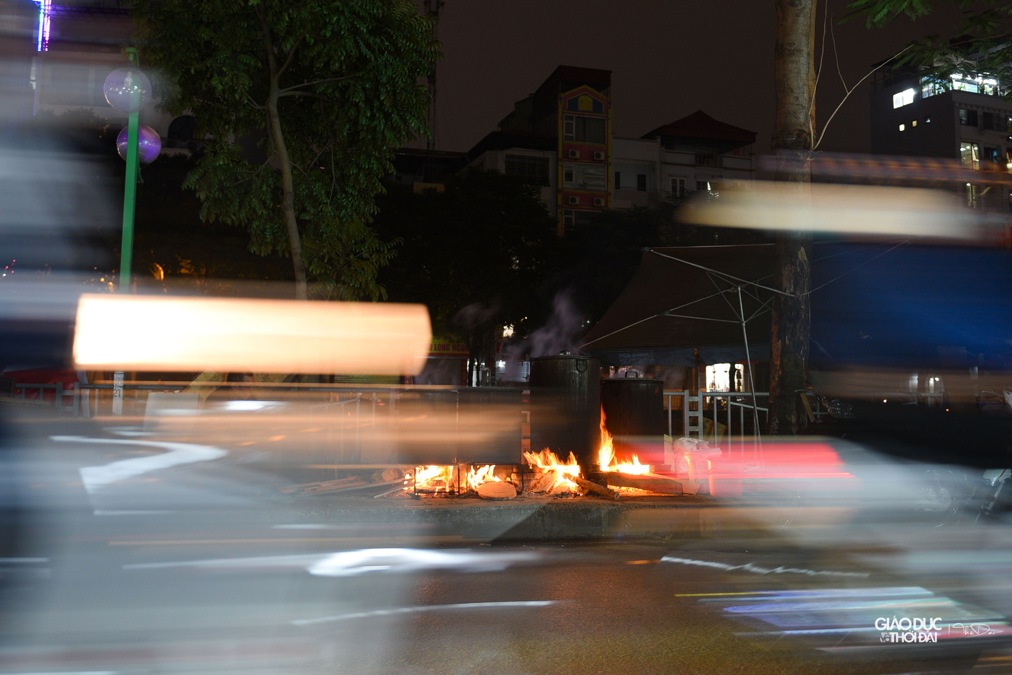 Những nồi bánh chưng của gia đình cô Son đang sôi sùng sục. Những nồi bánh chưng của gia đình cô Son đang sôi sùng sục.