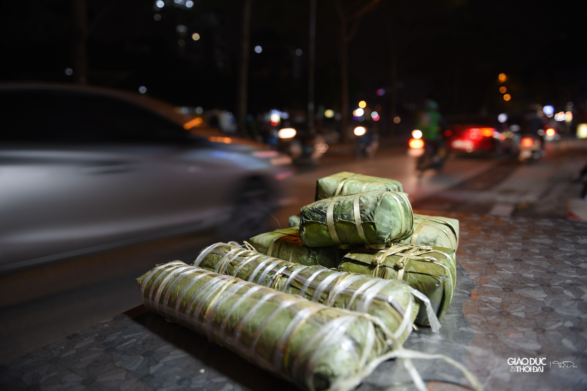 Những nồi bánh chưng của gia đình cô Son đang sôi sùng sục. Những nồi bánh chưng của gia đình cô Son đang sôi sùng sục.