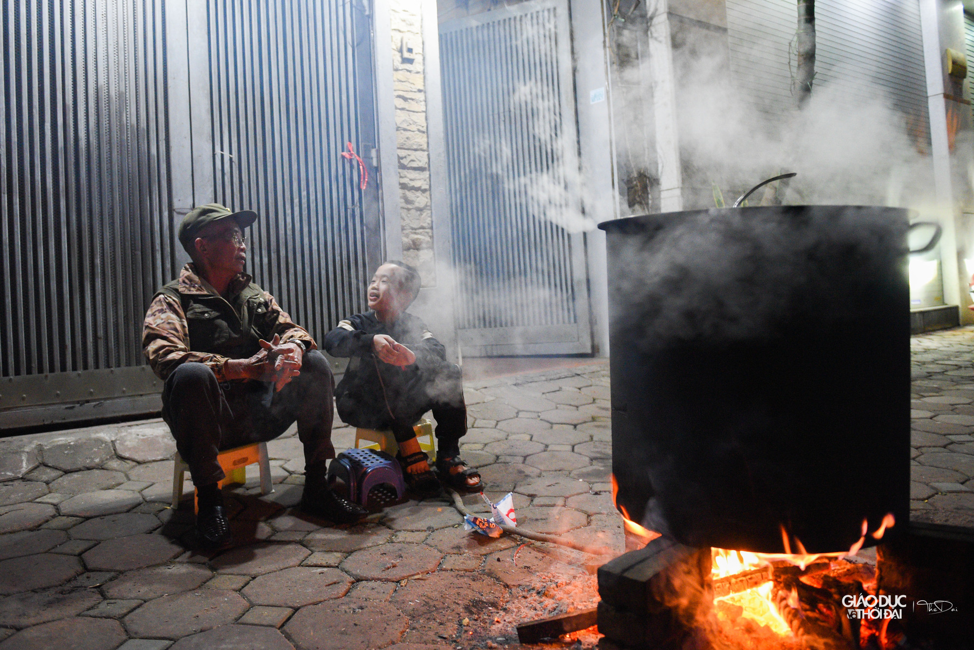 Nhiều gia đình ở Thủ đô Hà Nội vẫn giữ truyền thống cùng nhau ngồi gói bánh, canh bếp lửa chờ bánh chín rồi quây quần bên bữa cơm tất niên. Nhiều gia đình ở Thủ đô Hà Nội vẫn giữ truyền thống cùng nhau ngồi gói bánh, canh bếp lửa chờ bánh chín rồi quây quần bên bữa cơm tất niên.