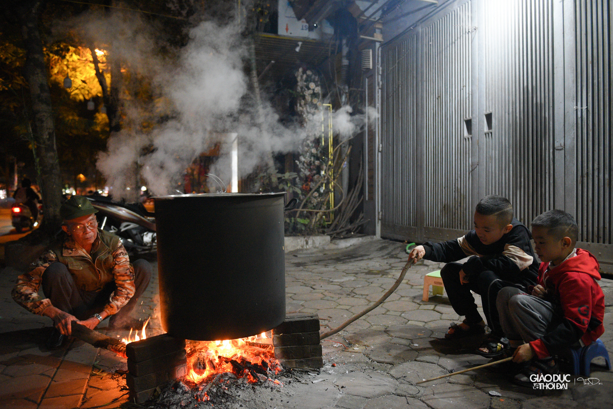 Năm nay chú có thêm những người cháu nội đồng hành cùng trông nồi bánh chưng. Năm nay chú có thêm những người cháu nội đồng hành cùng trông nồi bánh chưng.