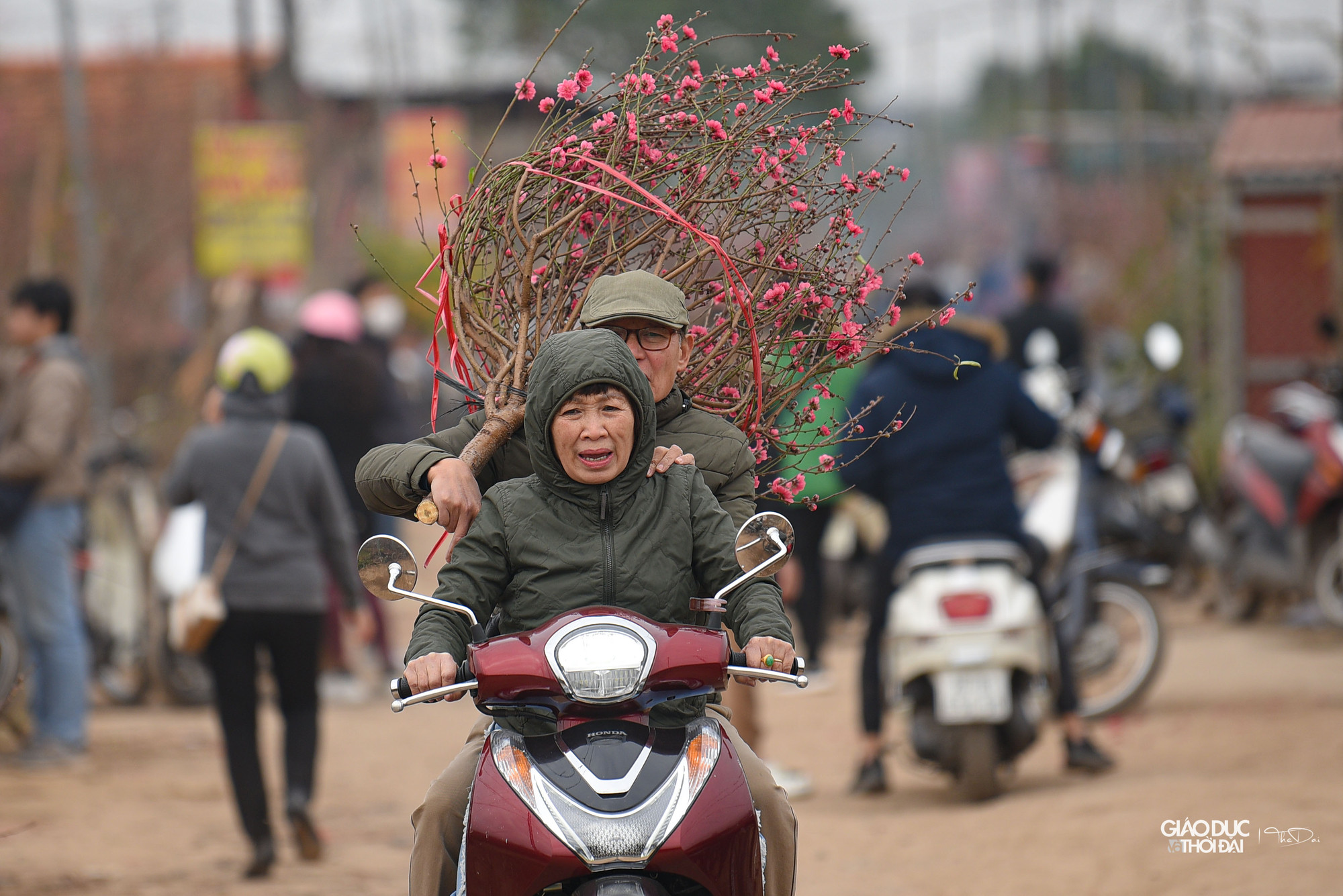 Tại con đường nhỏ lúc nào cũng tấp nập người.