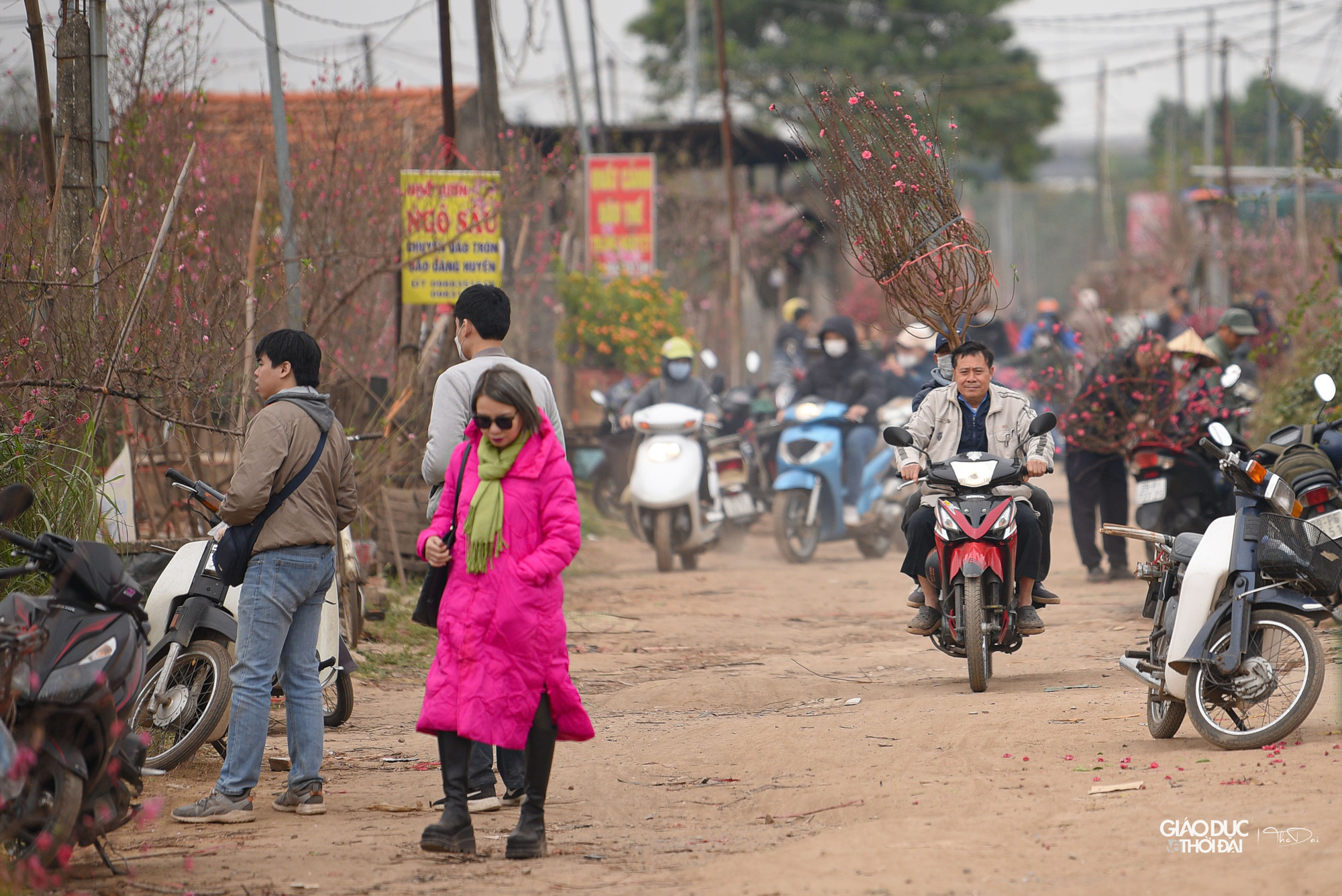 Tại con đường nhỏ lúc nào cũng tấp nập người.