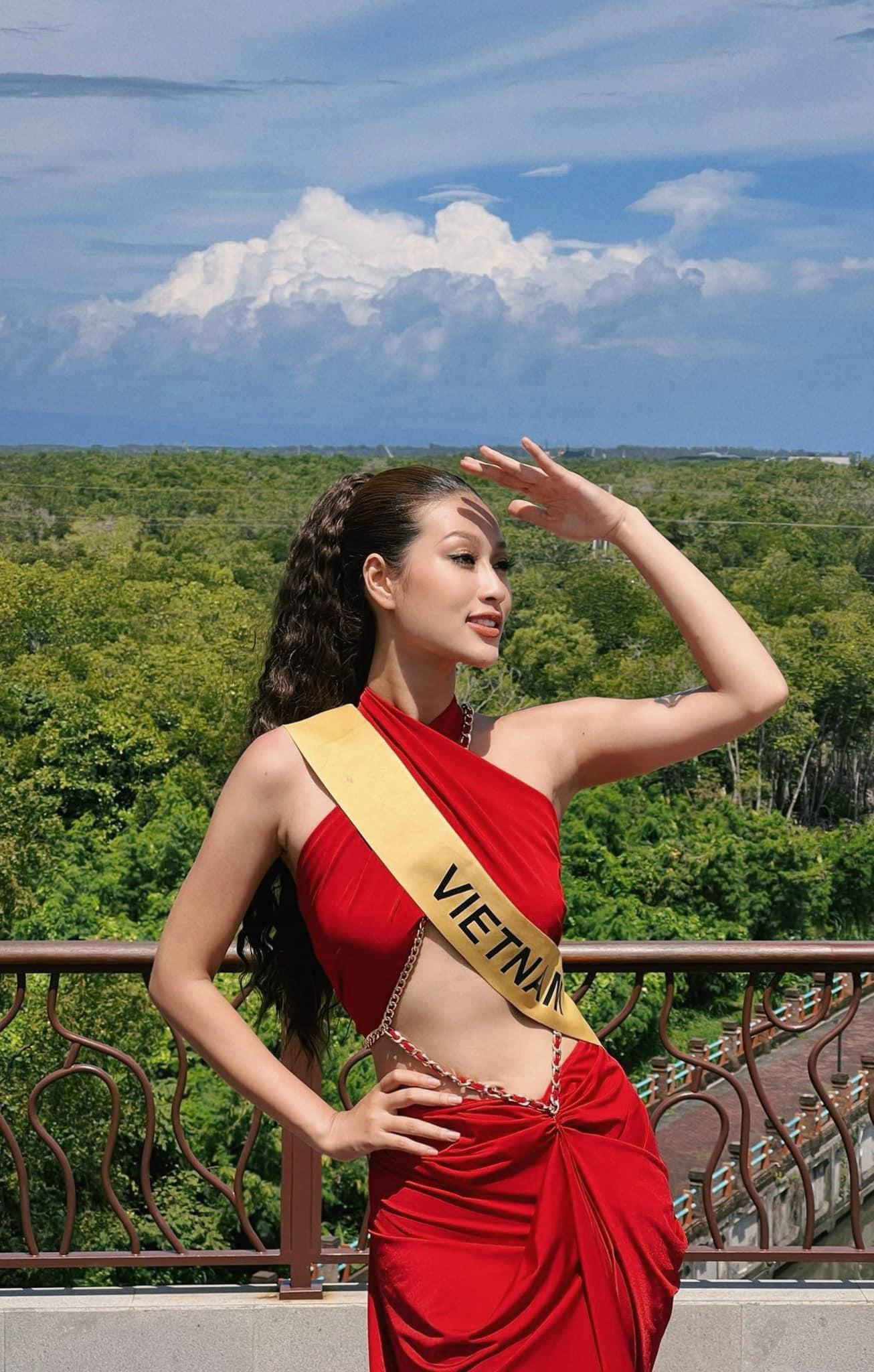 Đoàn Thiên Ân khoe làn da rám nắng với bộ váy đỏ rực. Ngoài tông màu nổi bật, thiết kế còn có kiểu dáng cut-out táo bạo, để lộ phần chân ngực của Hoa hậu Hòa bình Việt Nam 2022.