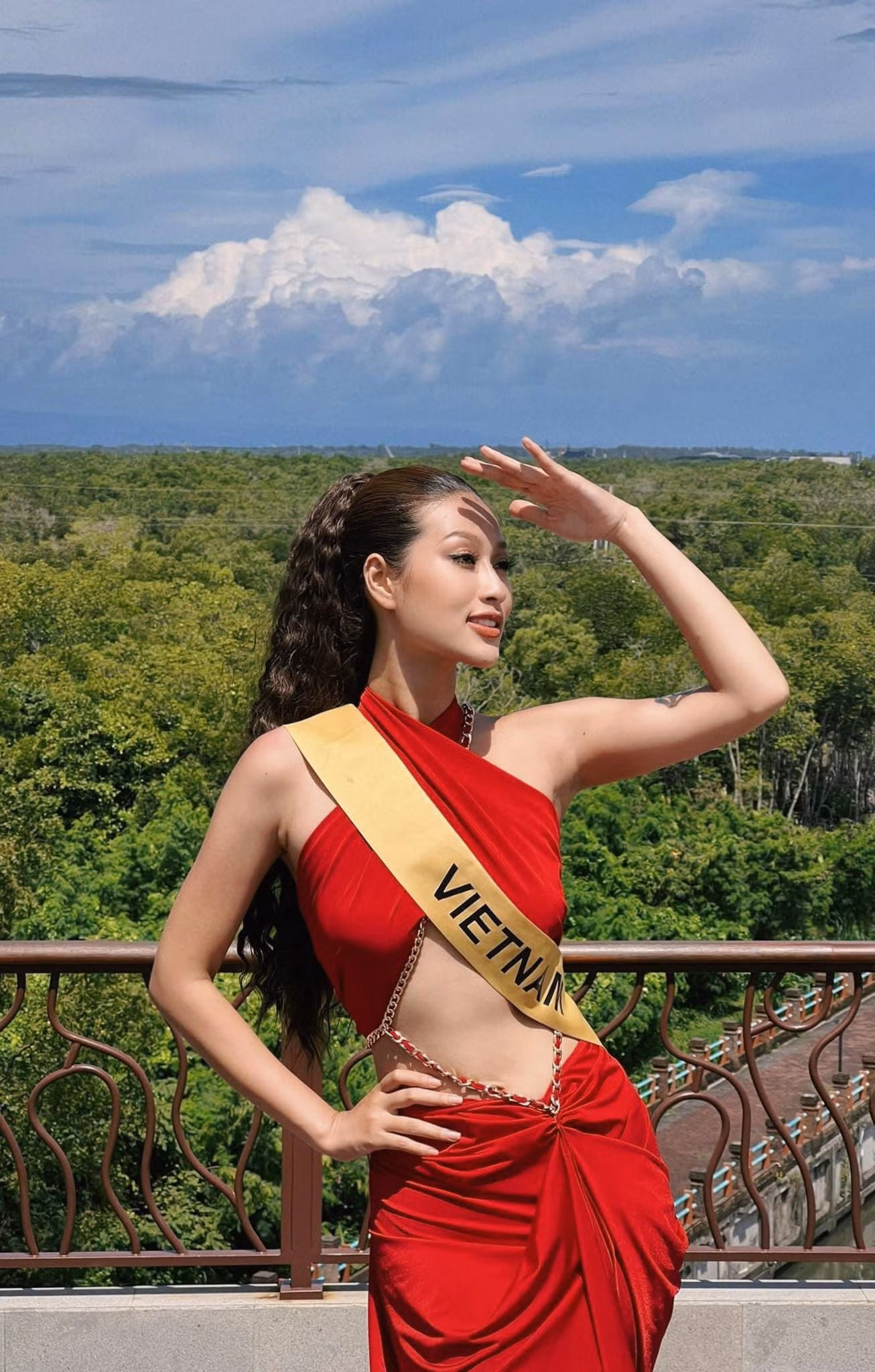 Đoàn Thiên Ân khoe làn da rám nắng với bộ váy đỏ rực. Ngoài tông màu nổi bật, thiết kế còn có kiểu dáng cut-out táo bạo, để lộ phần chân ngực của Hoa hậu Hòa bình Việt Nam 2022.