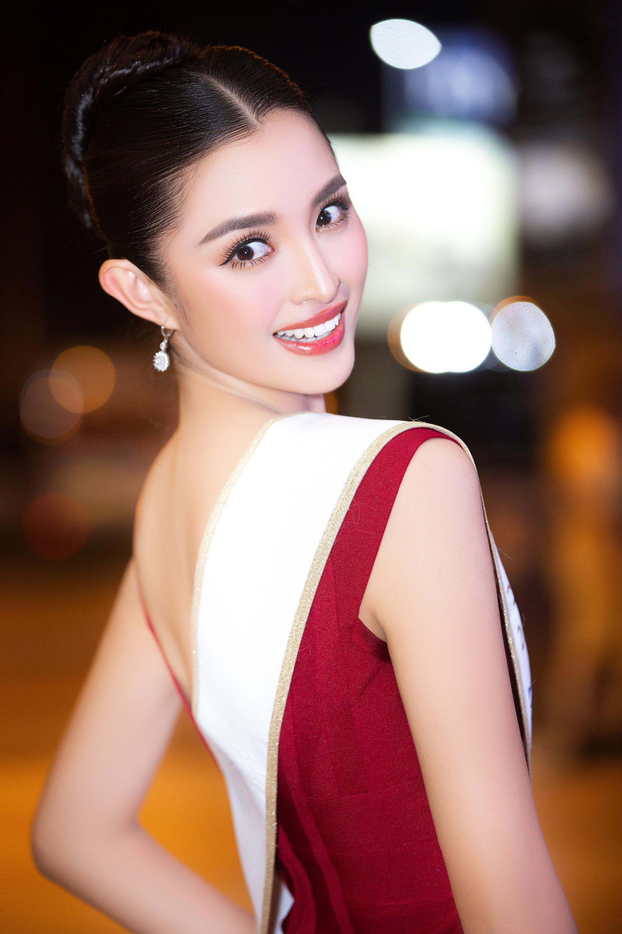 Trước sự đón tiếp nồng hậu của người hâm mộ Việt Nam, Miss Supranational 2013 gửi lời chào cùng nụ cười hạnh phúc: “Tôi yêu Việt Nam. Tôi yêu con người mến khách nơi đây. Và tất nhiên, tôi yêu ẩm thực của các bạn”. Trước sự đón tiếp nồng hậu của người hâm mộ Việt Nam, Miss Supranational 2013 gửi lời chào cùng nụ cười hạnh phúc: “Tôi yêu Việt Nam. Tôi yêu con người mến khách nơi đây. Và tất nhiên, tôi yêu ẩm thực của các bạn”.