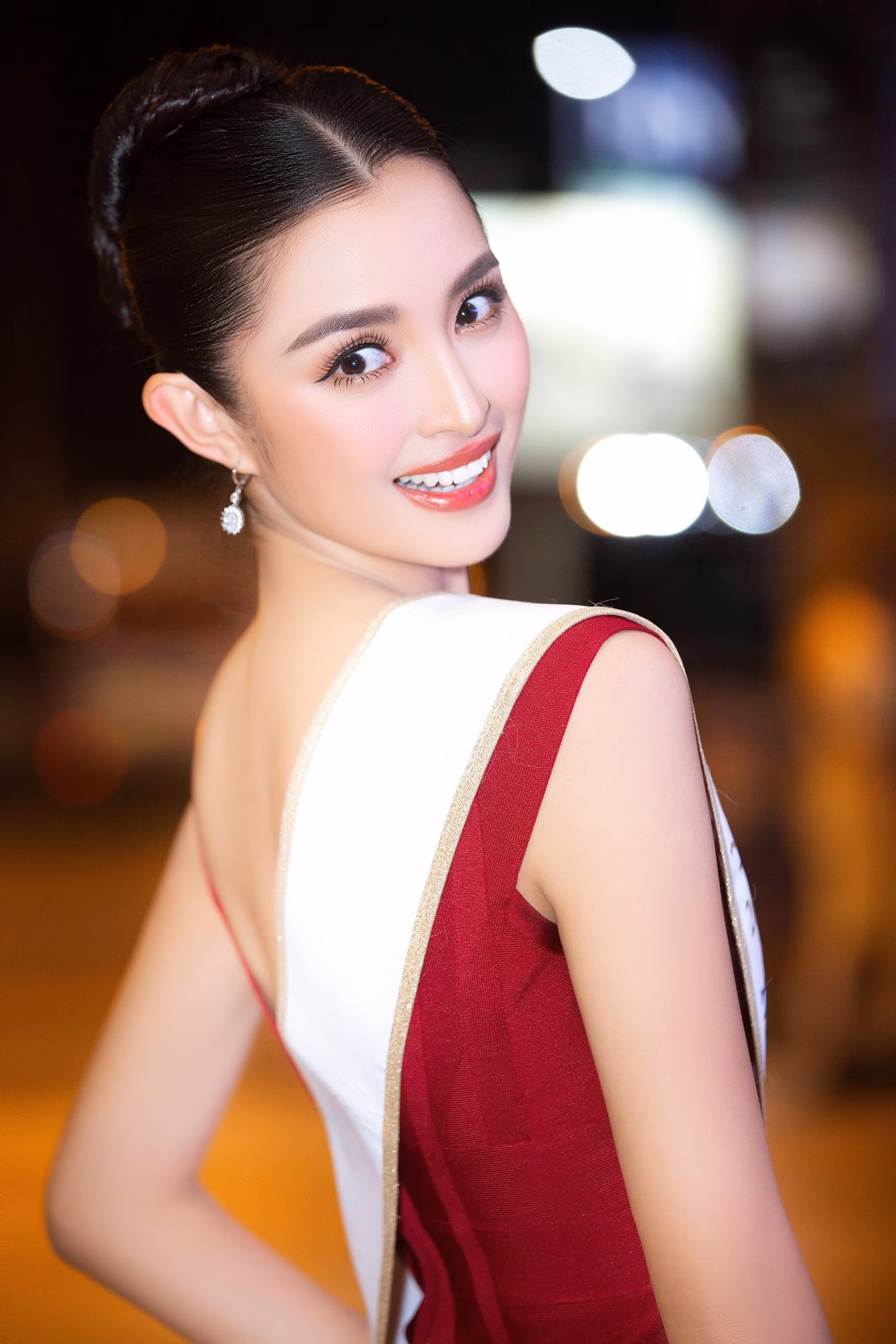 Trước sự đón tiếp nồng hậu của người hâm mộ Việt Nam, Miss Supranational 2013 gửi lời chào cùng nụ cười hạnh phúc: “Tôi yêu Việt Nam. Tôi yêu con người mến khách nơi đây. Và tất nhiên, tôi yêu ẩm thực của các bạn”.