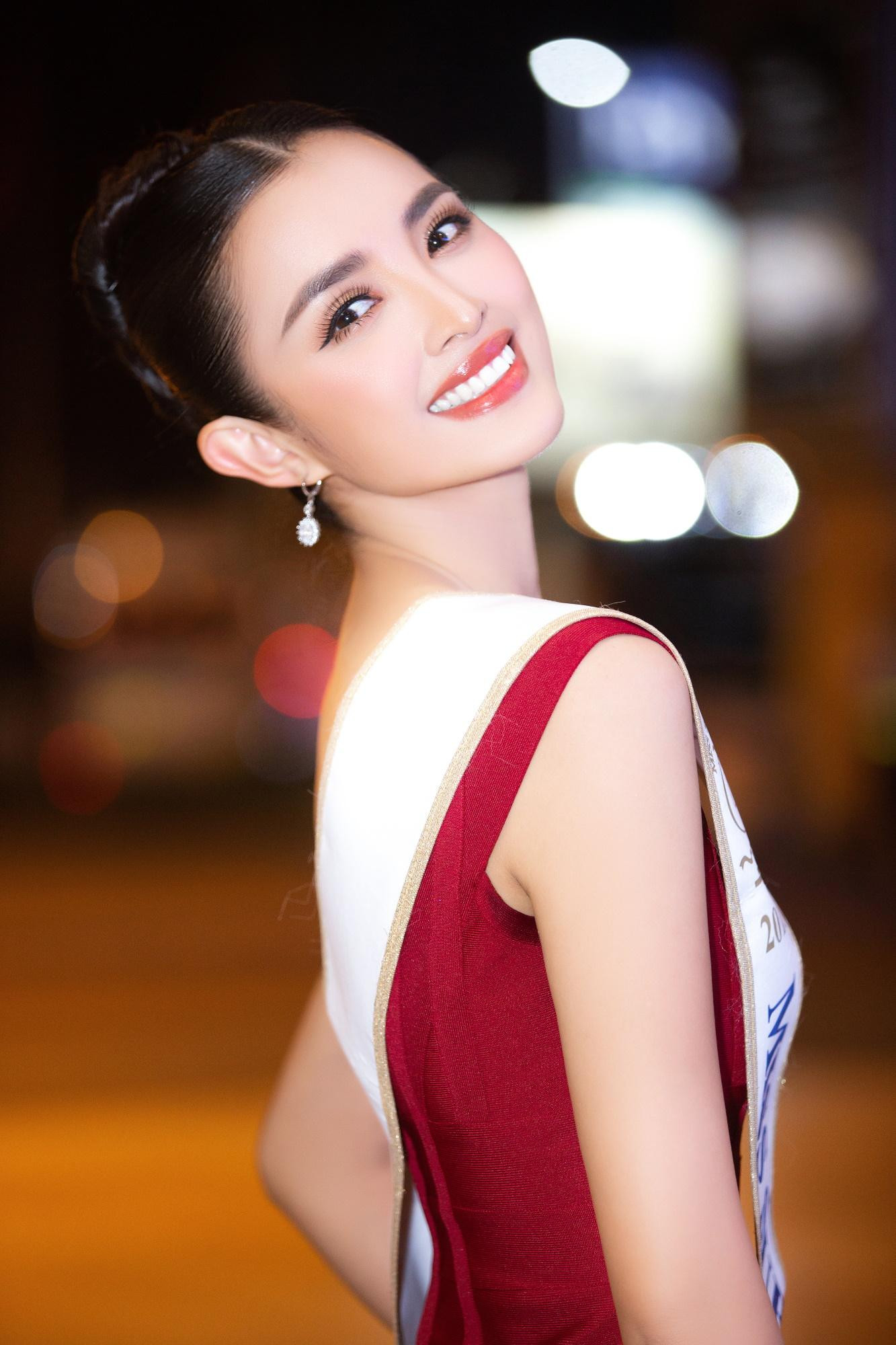 Xuất hiện tại sân bay Tân Sơn Nhất, Hoa hậu Siêu quốc gia 2013 rạng rỡ trong trang phục đầm đỏ đơn giản với kiểu tóc búi cao nhưng vẫn tôn lên nhan sắc tựa như nữ thần của mình. Xuất hiện tại sân bay Tân Sơn Nhất, Hoa hậu Siêu quốc gia 2013 rạng rỡ trong trang phục đầm đỏ đơn giản với kiểu tóc búi cao nhưng vẫn tôn lên nhan sắc tựa như nữ thần của mình.