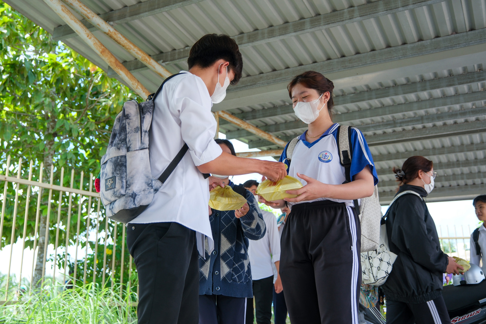 Sau khi nhận phần cơm, các em phân chia lại cho các bạn trong lớp. Sau khi nhận phần cơm, các em phân chia lại cho các bạn trong lớp.