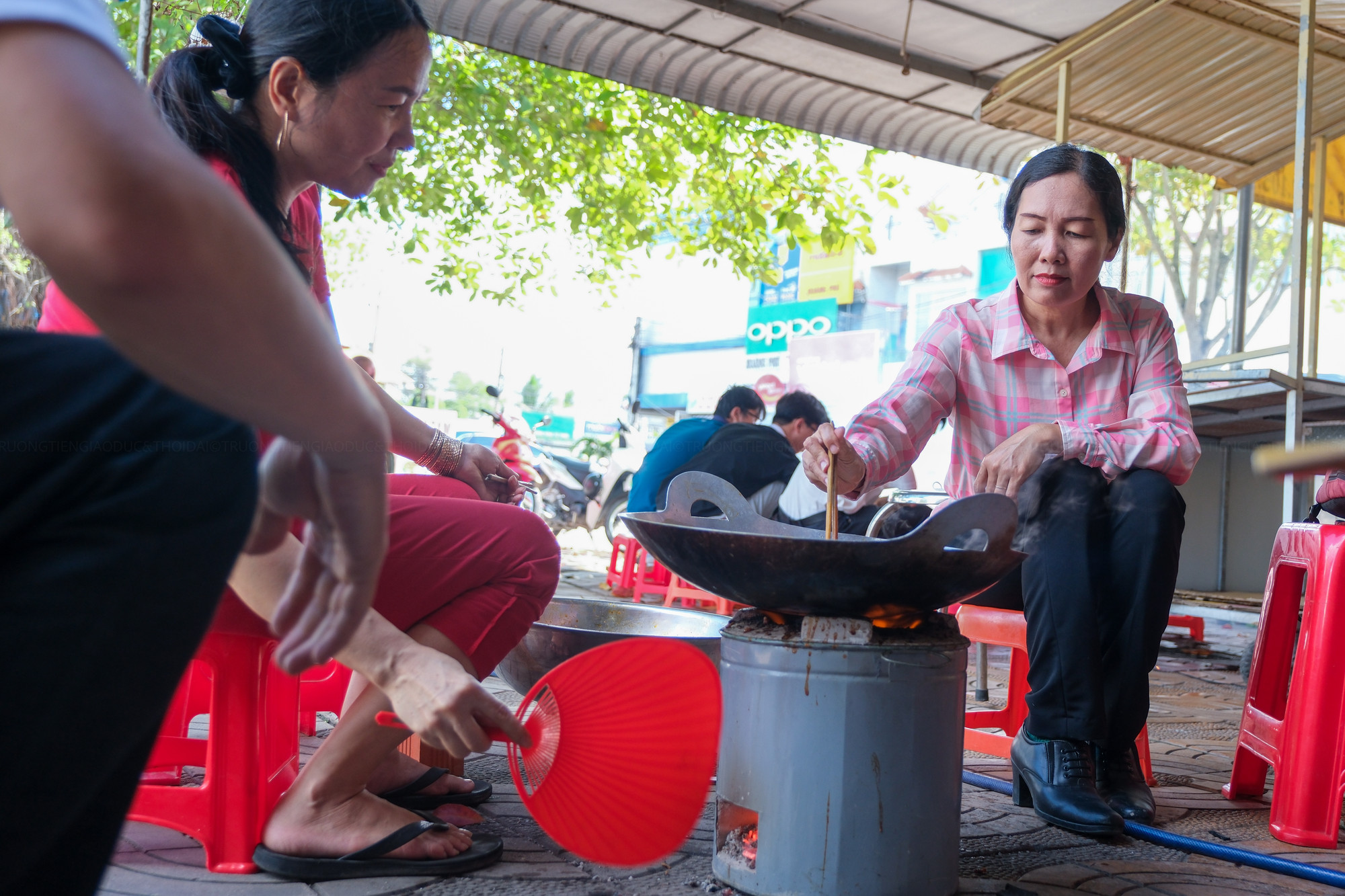 Thấy việc làm đầy ý nghĩa của thầy Tân, thầy cô cùng học sinh và mạnh thường quân tham gia hỗ trợ. Thấy việc làm đầy ý nghĩa của thầy Tân, thầy cô cùng học sinh và mạnh thường quân tham gia hỗ trợ.