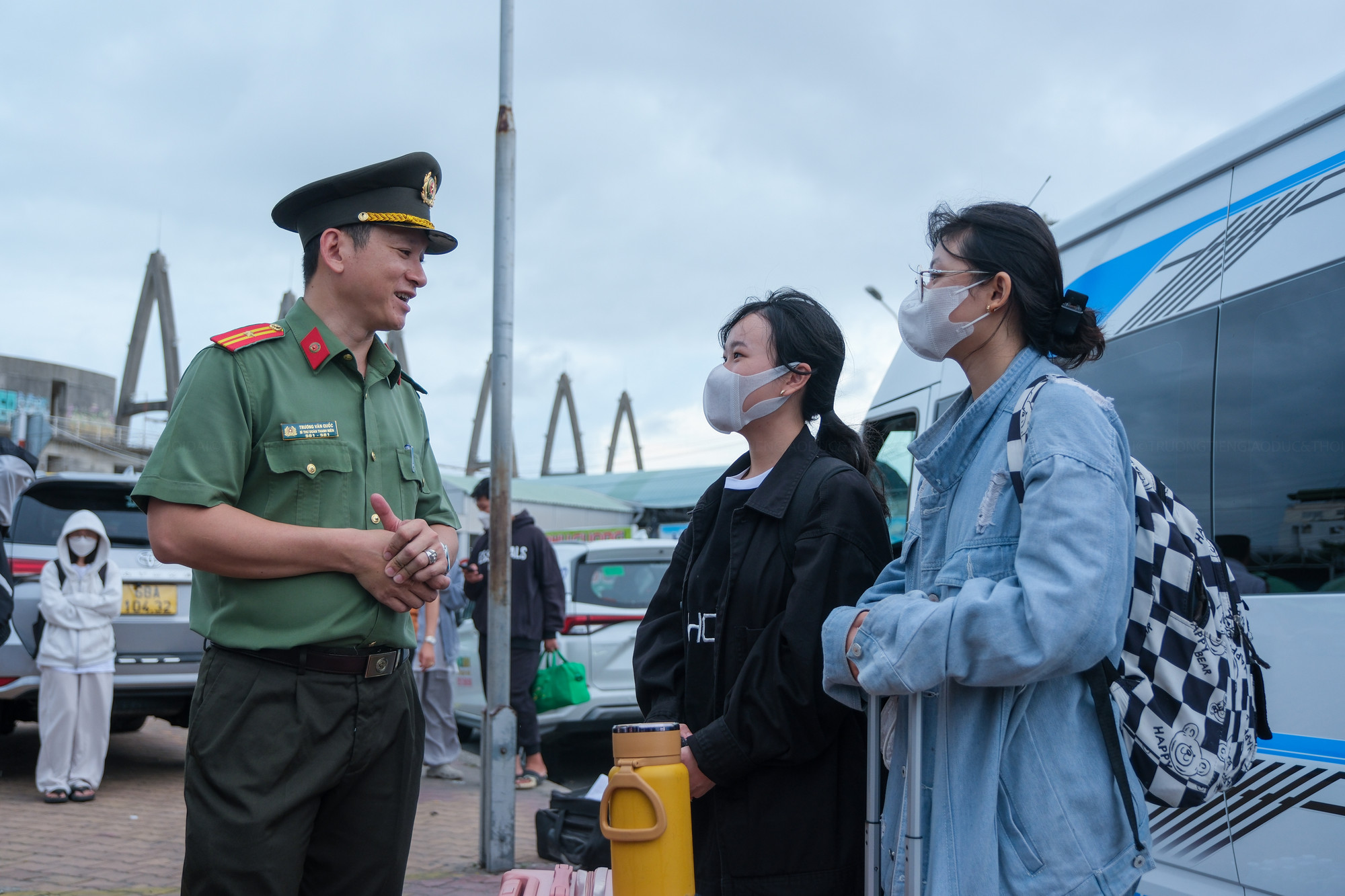 Các chiến sĩ công an thăm hỏi và hỗ trợ nước uống cho thí sinh sau khi cập bến an toàn. Các chiến sĩ công an thăm hỏi và hỗ trợ nước uống cho thí sinh sau khi cập bến an toàn.