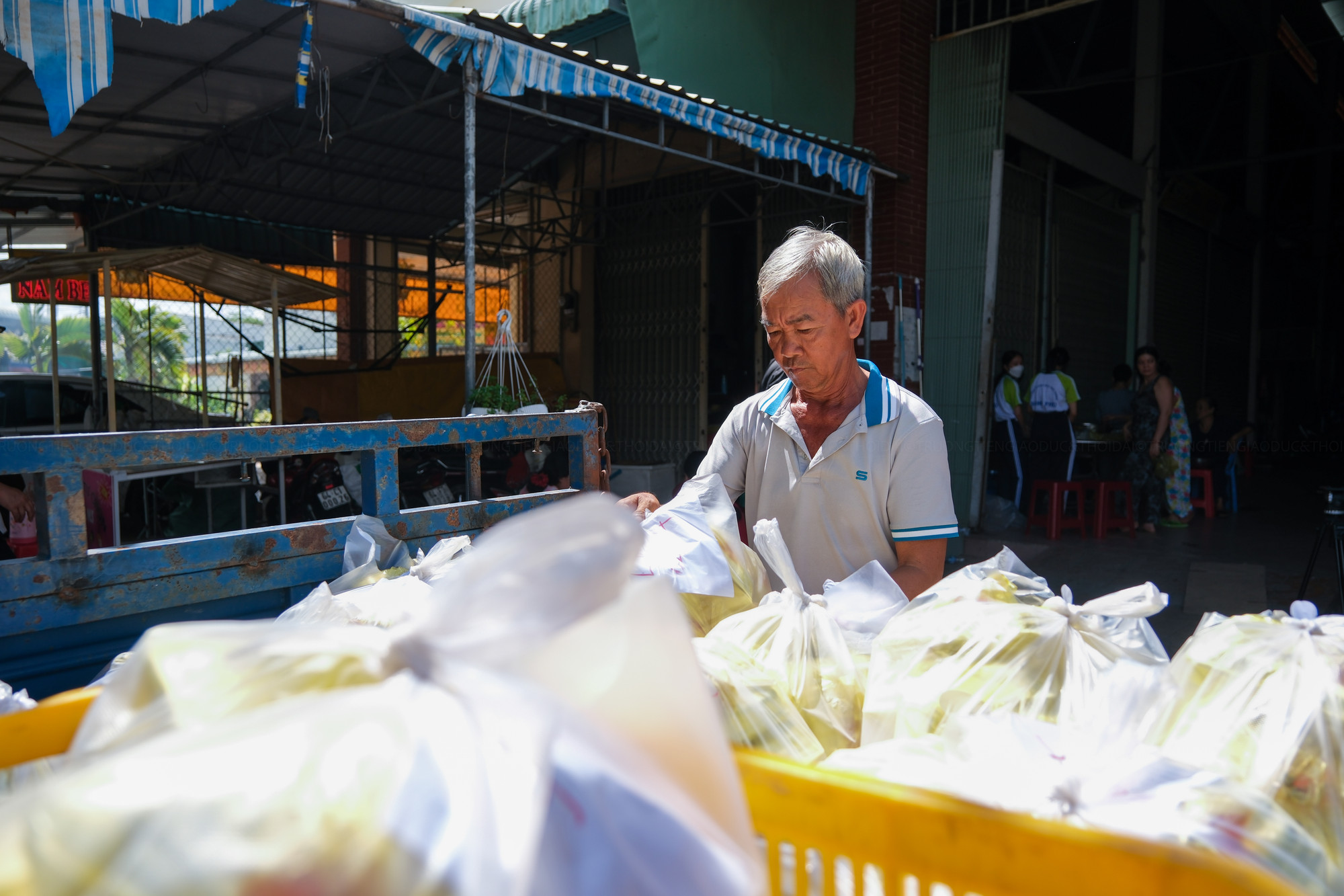 Những phần cơm nóng hổi được chia thành từng phần theo từng khối lớp. Những phần cơm nóng hổi được chia thành từng phần theo từng khối lớp.