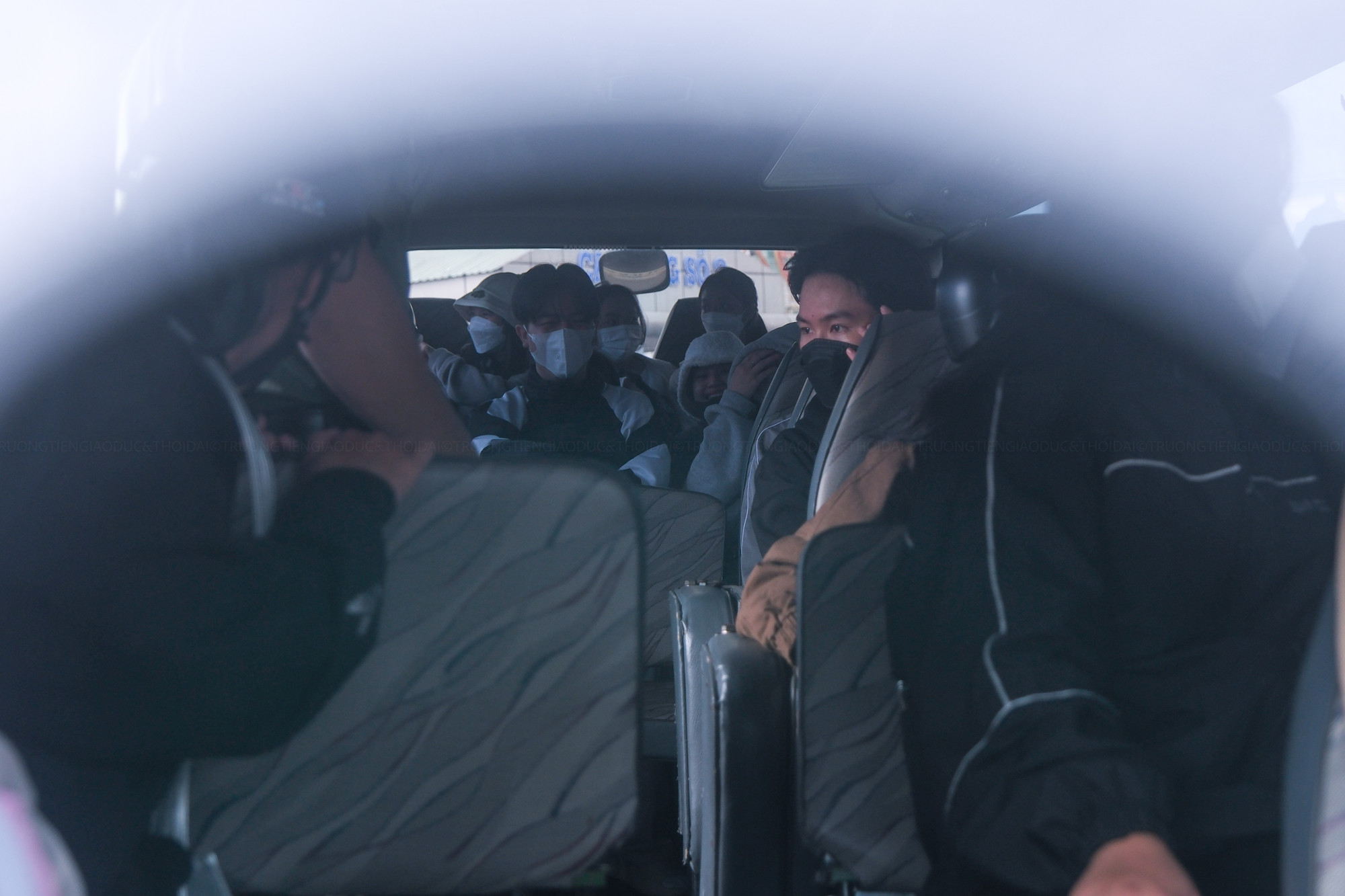 Học sinh vui mừng và gọi điện người thân ngay sau khi đến đất liền an toàn. Học sinh vui mừng và gọi điện người thân ngay sau khi đến đất liền an toàn.