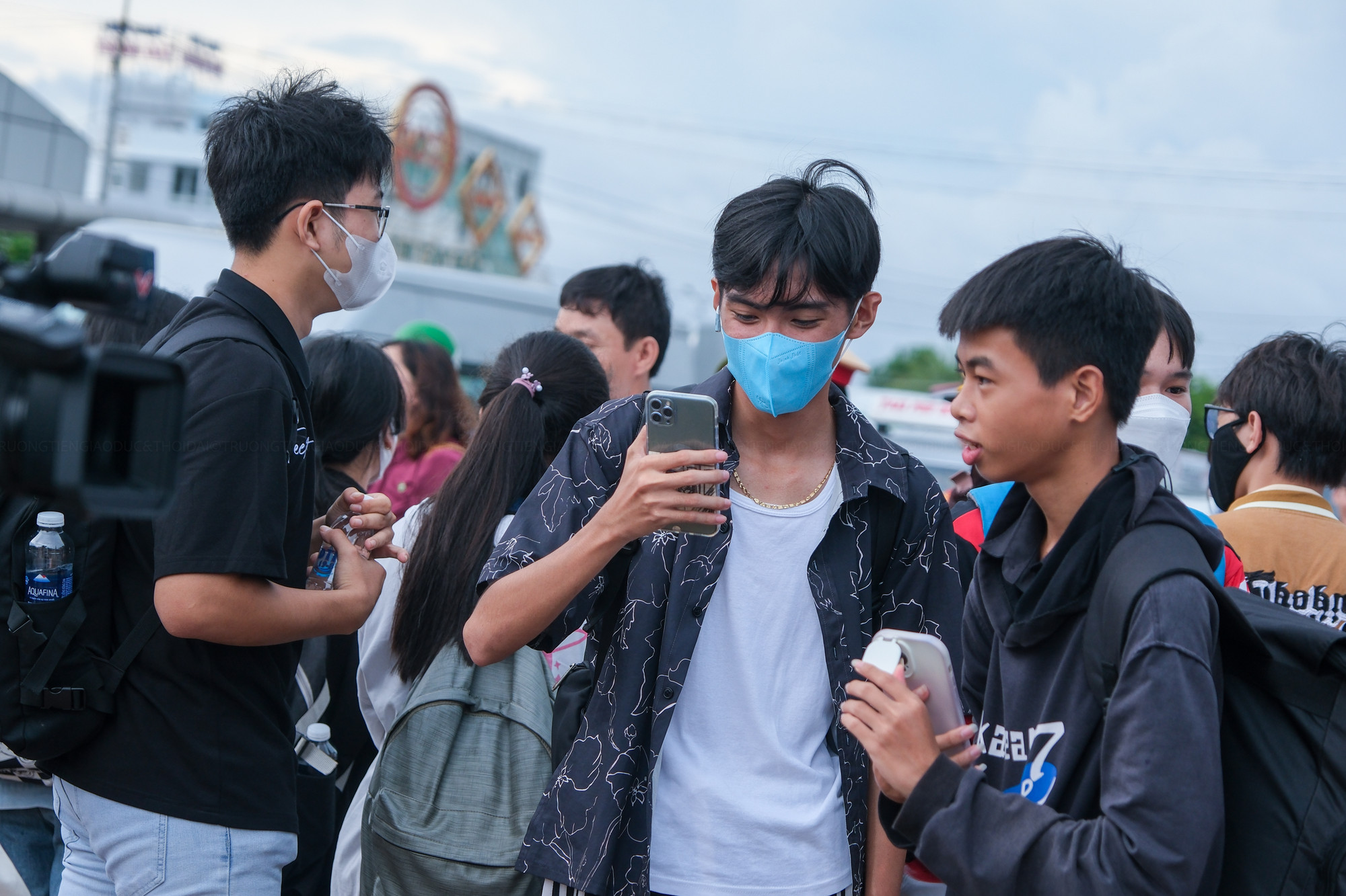 Học sinh vui mừng và gọi điện người thân ngay sau khi đến đất liền an toàn. Học sinh vui mừng và gọi điện người thân ngay sau khi đến đất liền an toàn.