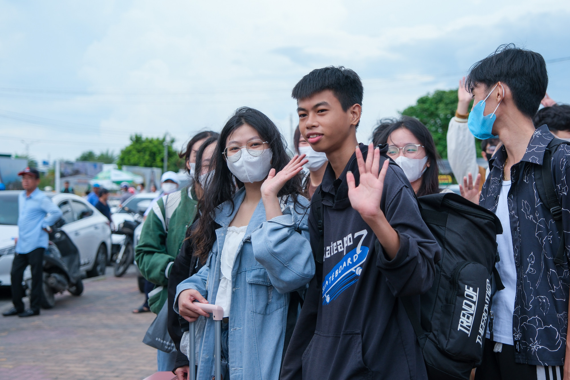 Học sinh vui mừng và gọi điện người thân ngay sau khi đến đất liền an toàn. Học sinh vui mừng và gọi điện người thân ngay sau khi đến đất liền an toàn.