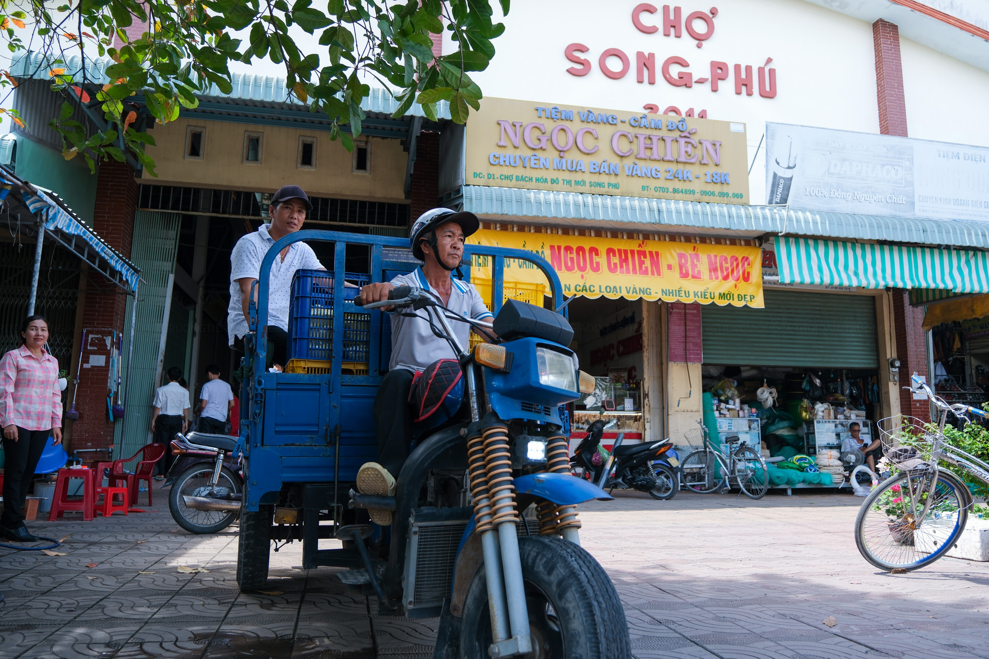 Thầy giáo Đặng Minh Tấn, giáo viên Trường THPT Song Phú (ngồi sau xe) mang cơm đến tận các điểm thi cho trò. Thầy giáo Đặng Minh Tấn, giáo viên Trường THPT Song Phú (ngồi sau xe) mang cơm đến tận các điểm thi cho trò.