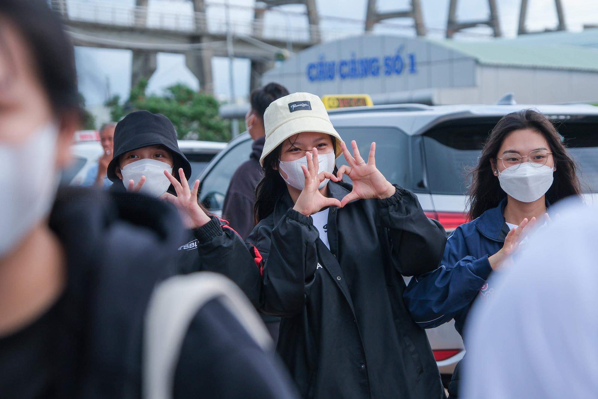 Học sinh vui mừng và gọi điện người thân ngay sau khi đến đất liền an toàn. Học sinh vui mừng và gọi điện người thân ngay sau khi đến đất liền an toàn.