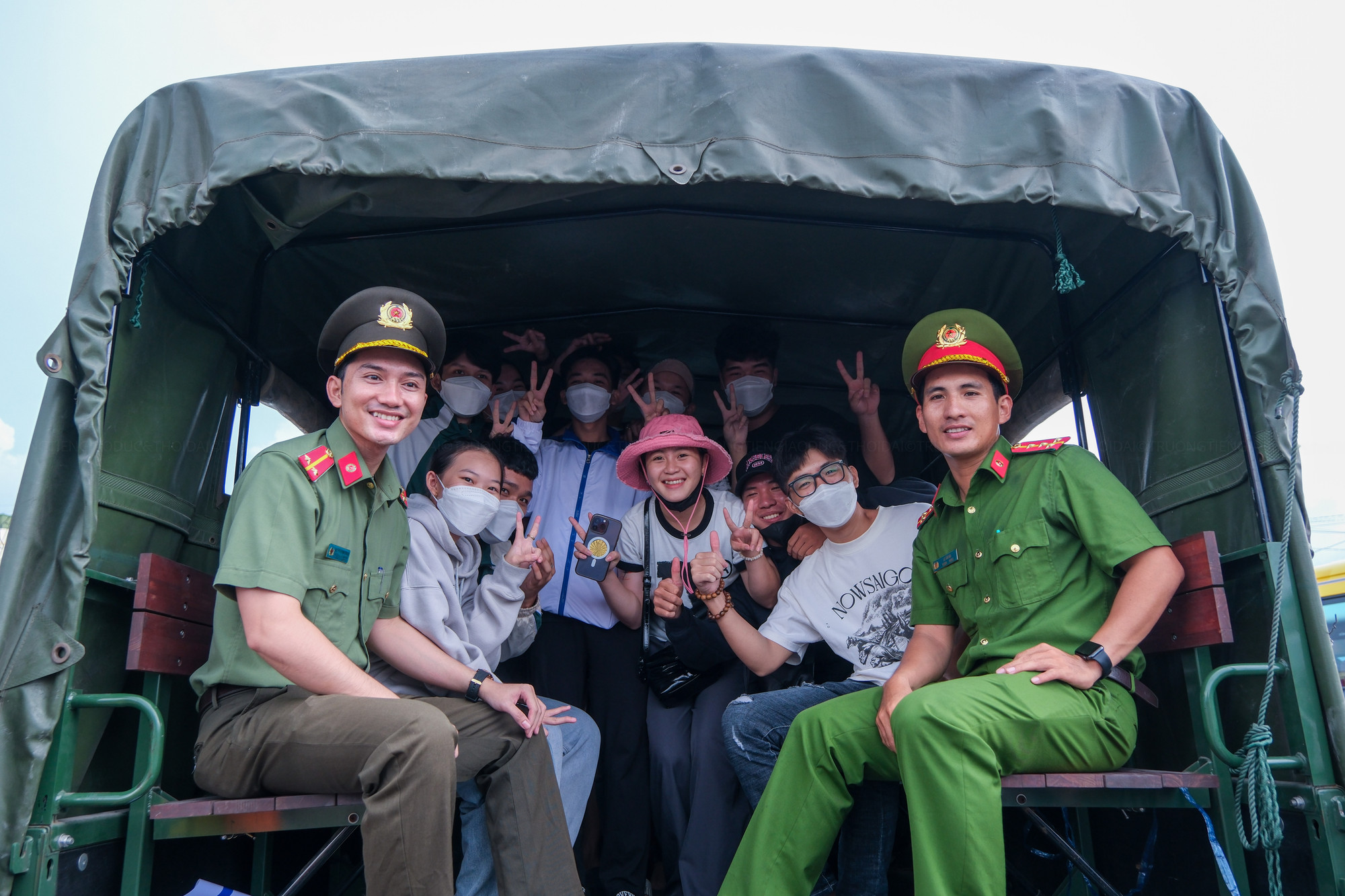 Tuổi trẻ Công an tỉnh Kiên Giang sử dụng xe chuyên dụng hỗ trợ đón thí sinh huyện đảo vào đất liền dự thi tốt nghiệp THPT. Tuổi trẻ Công an tỉnh Kiên Giang sử dụng xe chuyên dụng hỗ trợ đón thí sinh huyện đảo vào đất liền dự thi tốt nghiệp THPT.