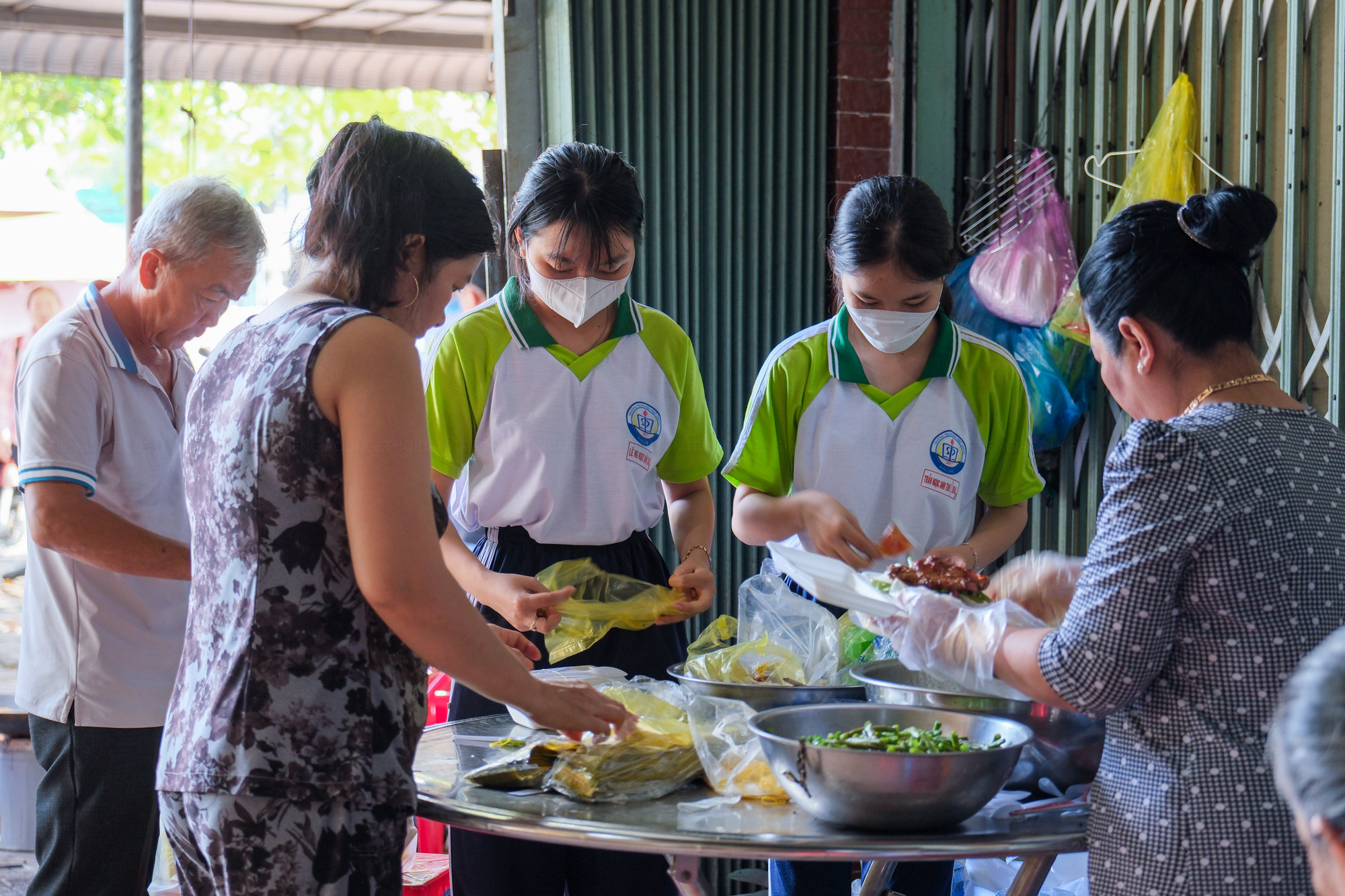 Thấy việc làm đầy ý nghĩa của thầy Tân, thầy cô cùng học sinh và mạnh thường quân tham gia hỗ trợ. Thấy việc làm đầy ý nghĩa của thầy Tân, thầy cô cùng học sinh và mạnh thường quân tham gia hỗ trợ.